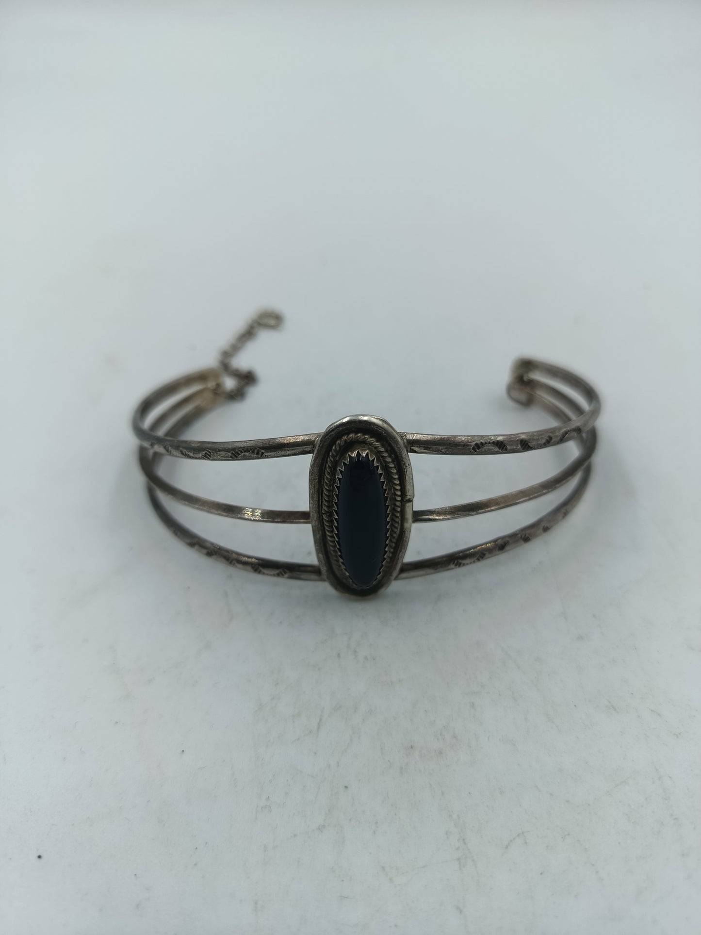 Silberarmband mit schwarzem Mittelstein im klassischen Vintage Design