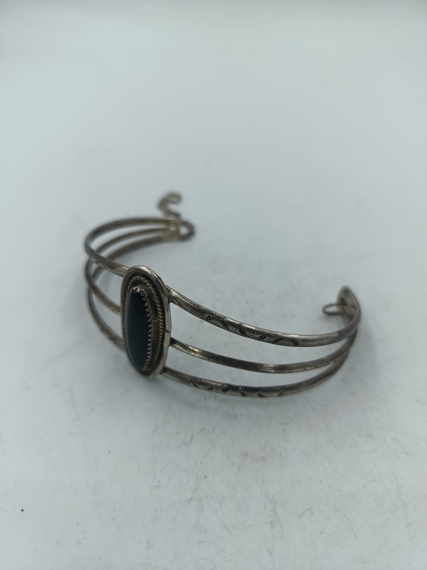 Silberarmband mit schwarzem Mittelstein im klassischen Vintage Design