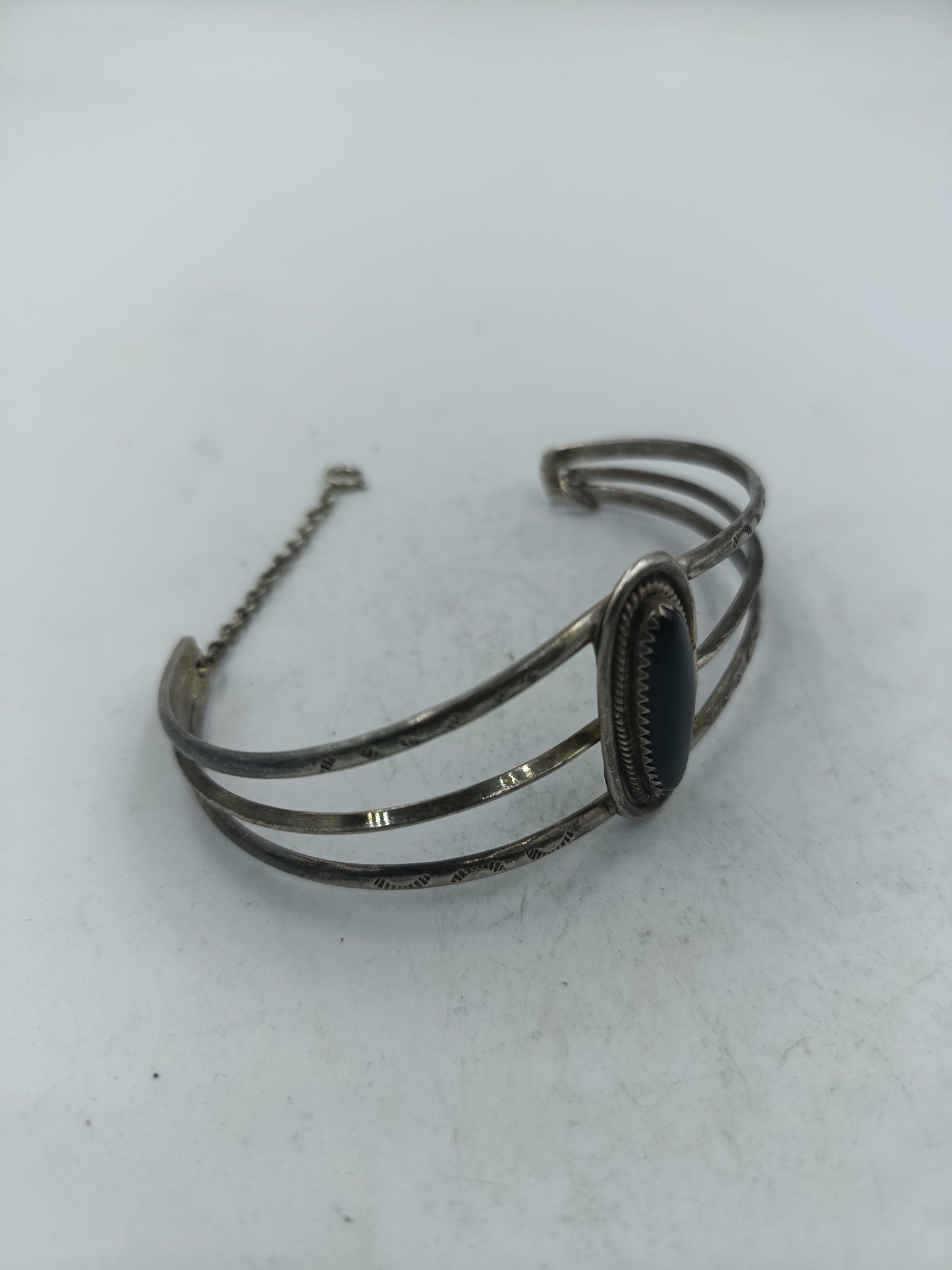 Silberarmband mit schwarzem Mittelstein im klassischen Vintage Design