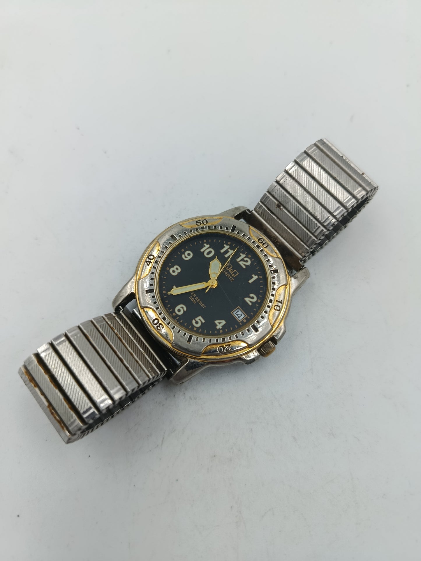 Klassische Armbanduhr mit elastischem Metallarmband und Datumsanzeige