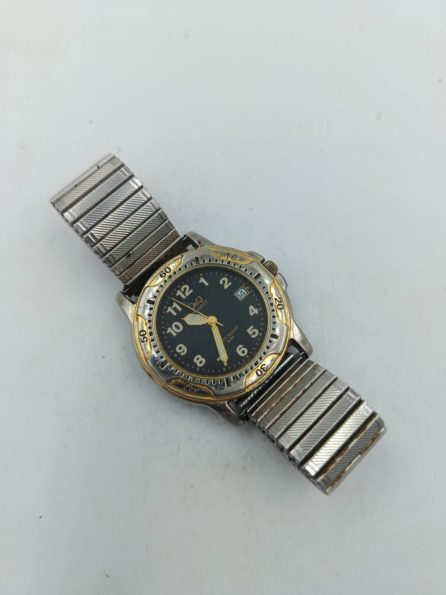 Klassische Armbanduhr mit elastischem Metallarmband und Datumsanzeige