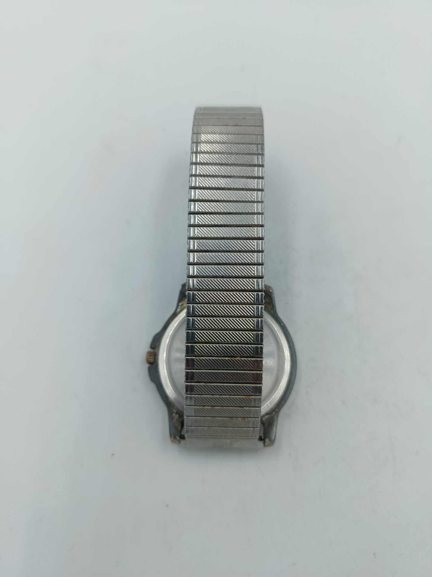 Klassische Armbanduhr mit elastischem Metallarmband und Datumsanzeige