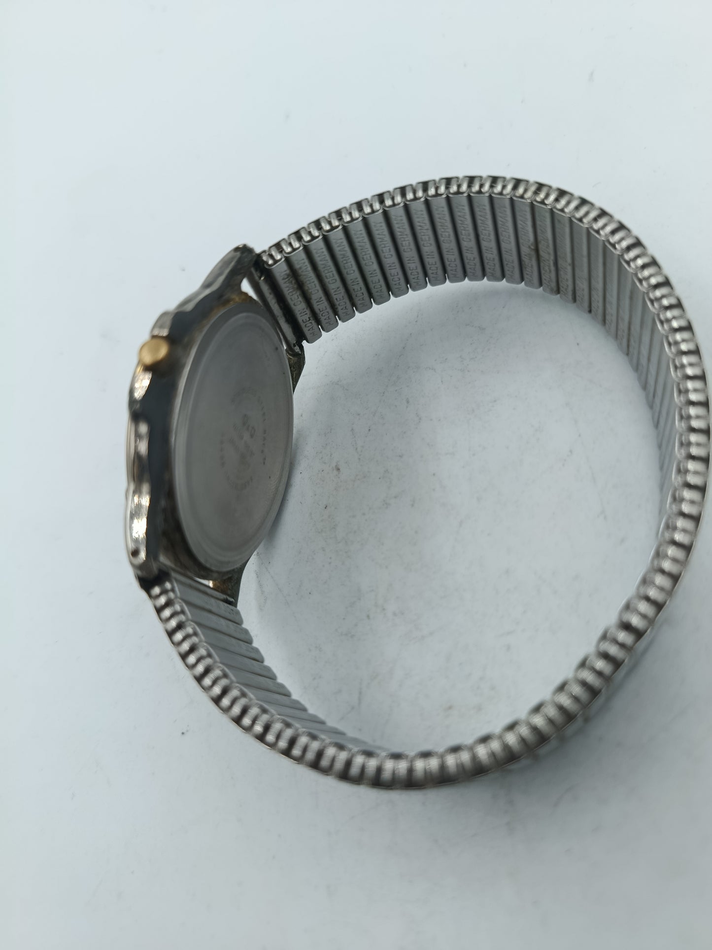 Klassische Armbanduhr mit elastischem Metallarmband und Datumsanzeige