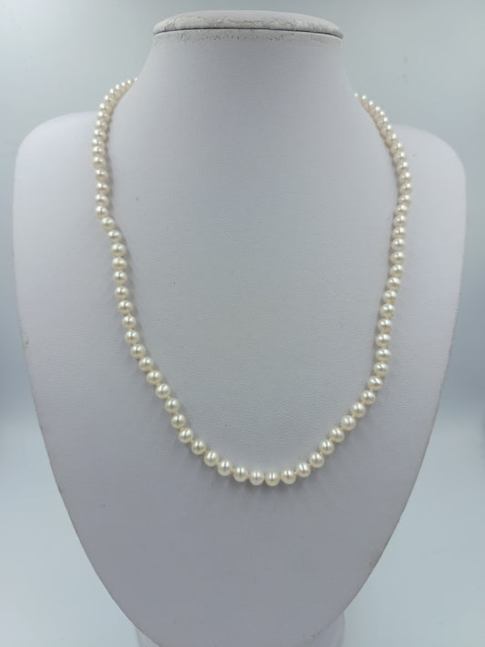 Perlenkette mit klassischem Glanz und zeitlos eleganter Ausstrahlung