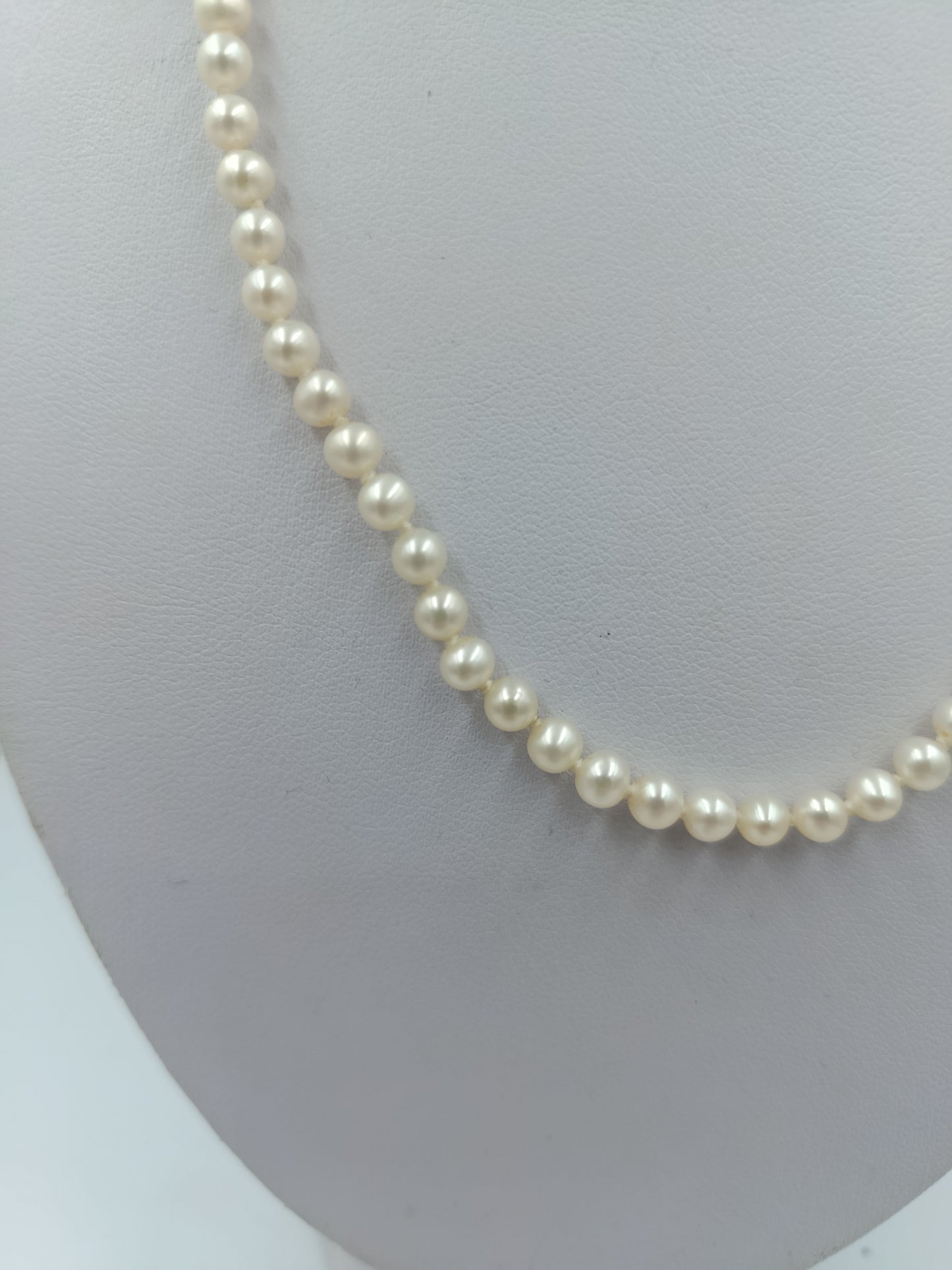 Perlenkette mit klassischem Glanz und zeitlos eleganter Ausstrahlung