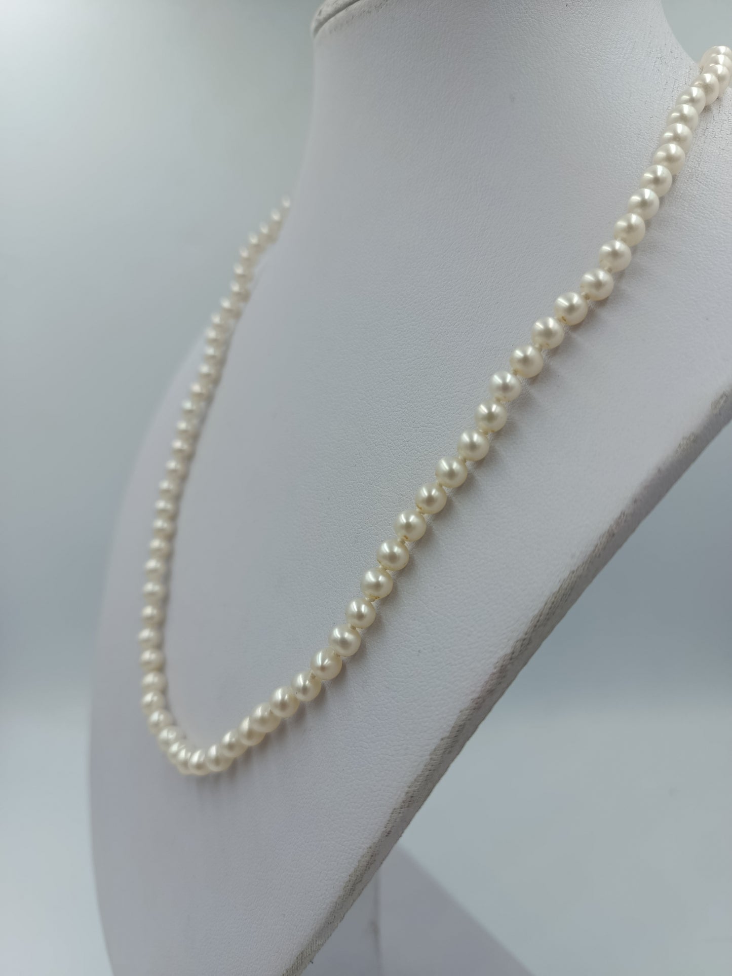 Perlenkette mit klassischem Glanz und zeitlos eleganter Ausstrahlung