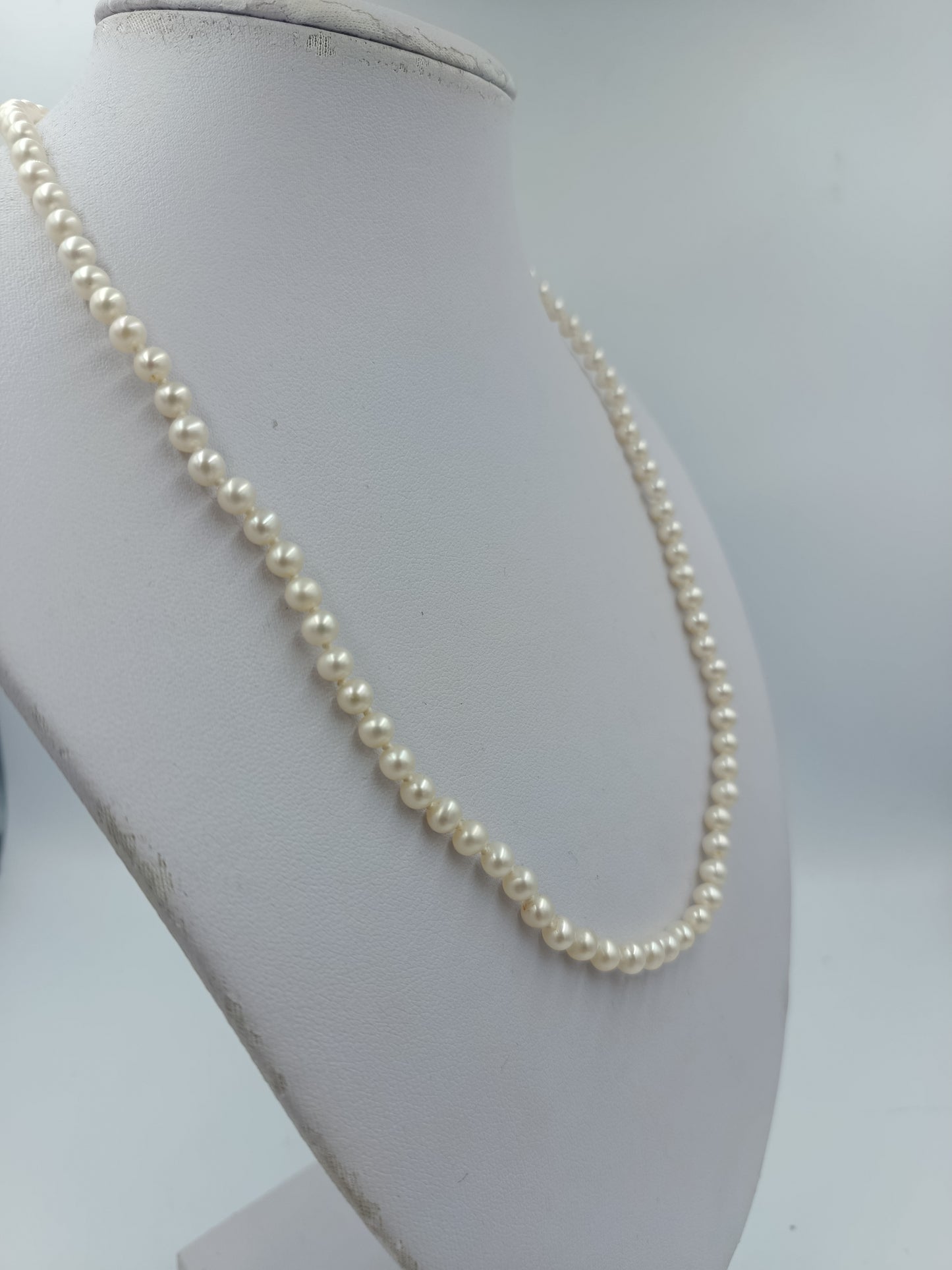 Perlenkette mit klassischem Glanz und zeitlos eleganter Ausstrahlung