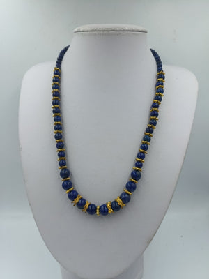 Blaue Perlenkette mit goldfarbenen Zierelementen und klassischem eleganten Look