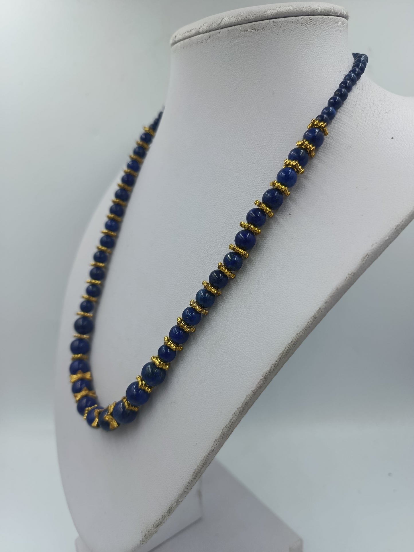 Blaue Perlenkette mit goldfarbenen Zierelementen und klassischem eleganten Look