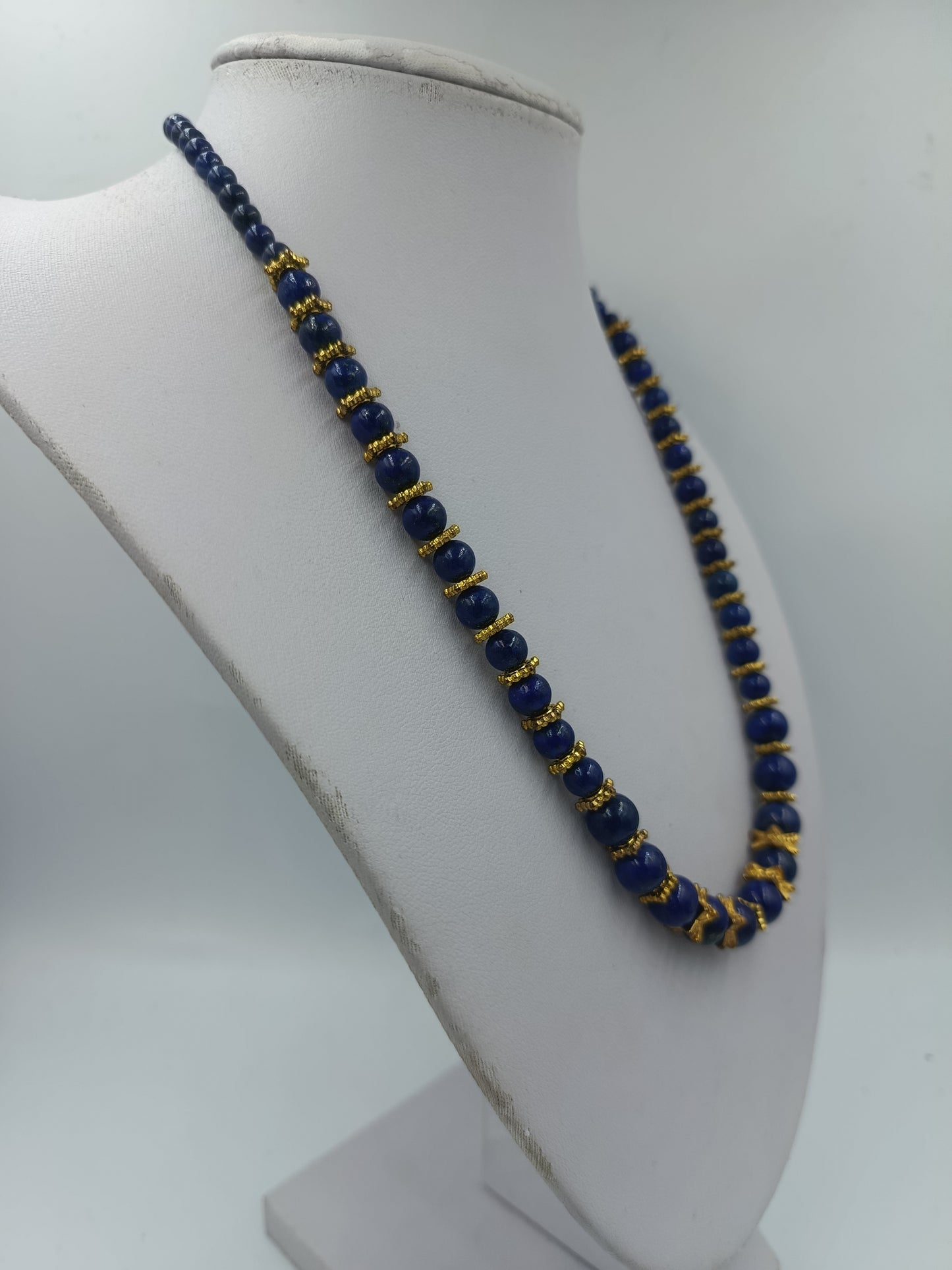 Blaue Perlenkette mit goldfarbenen Zierelementen und klassischem eleganten Look