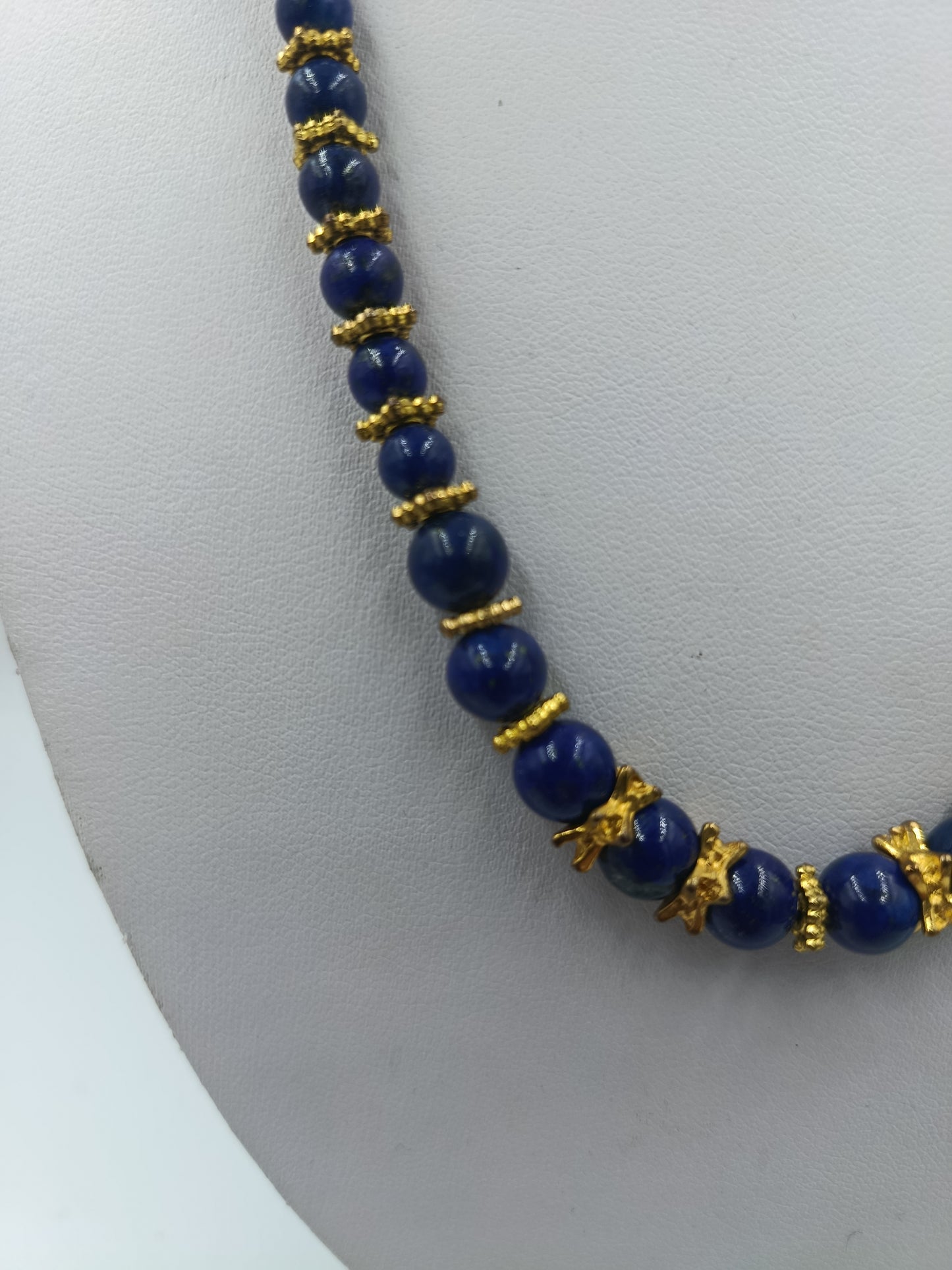 Blaue Perlenkette mit goldfarbenen Zierelementen und klassischem eleganten Look