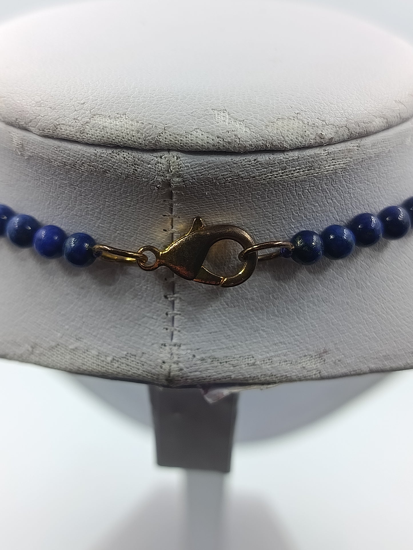 Blaue Perlenkette mit goldfarbenen Zierelementen und klassischem eleganten Look