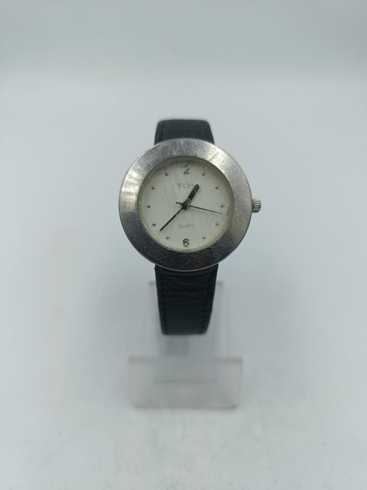 Runde Armbanduhr mit schwarzem Lederarmband und schlichtem Zifferblatt in Silberoptik