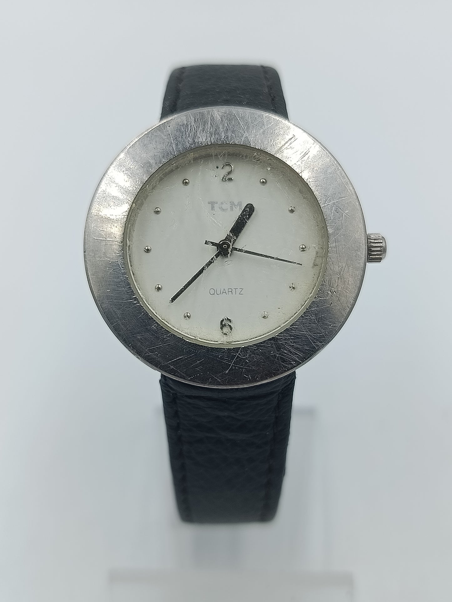 Runde Armbanduhr mit schwarzem Lederarmband und schlichtem Zifferblatt in Silberoptik