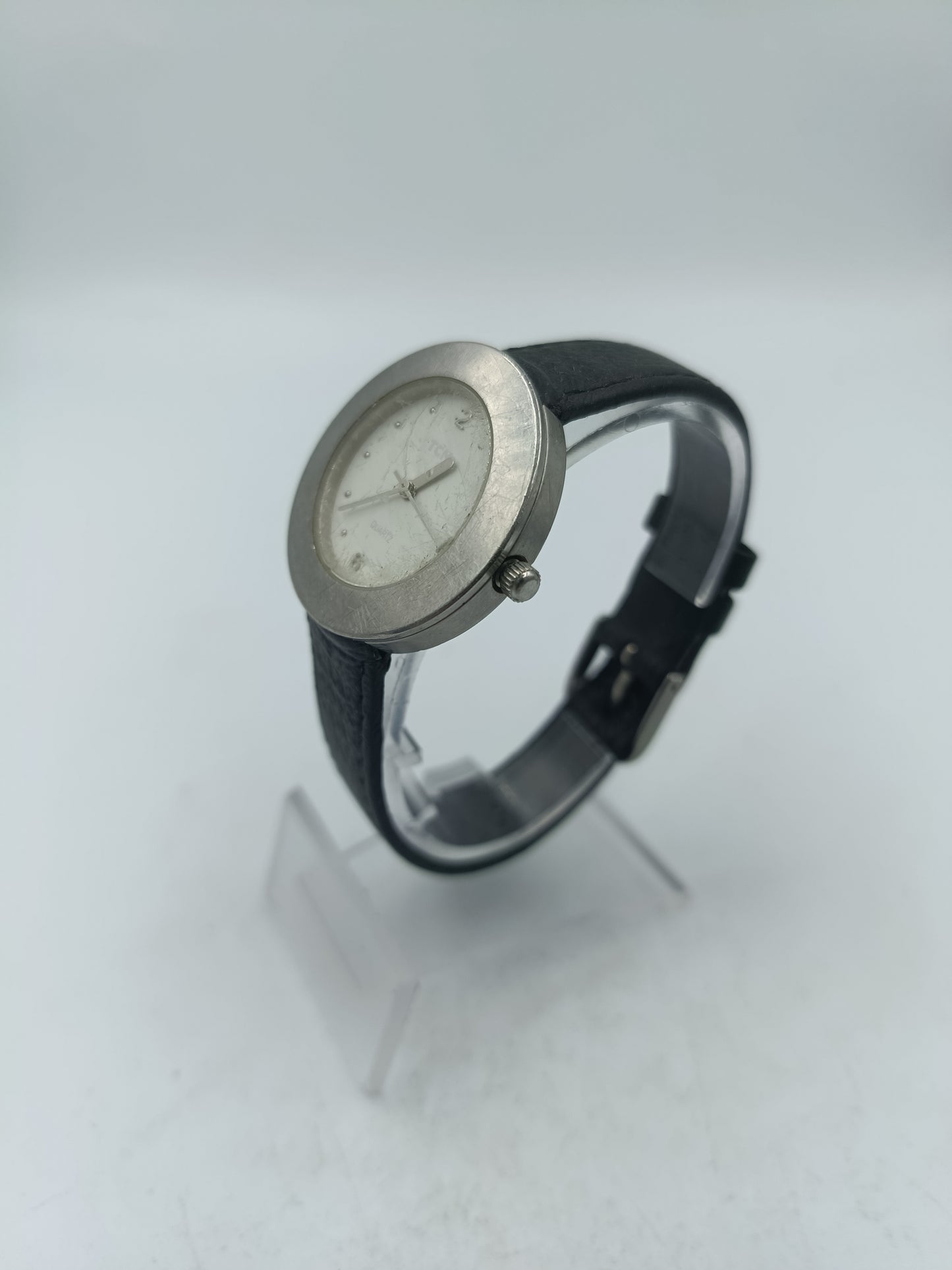 Runde Armbanduhr mit schwarzem Lederarmband und schlichtem Zifferblatt in Silberoptik