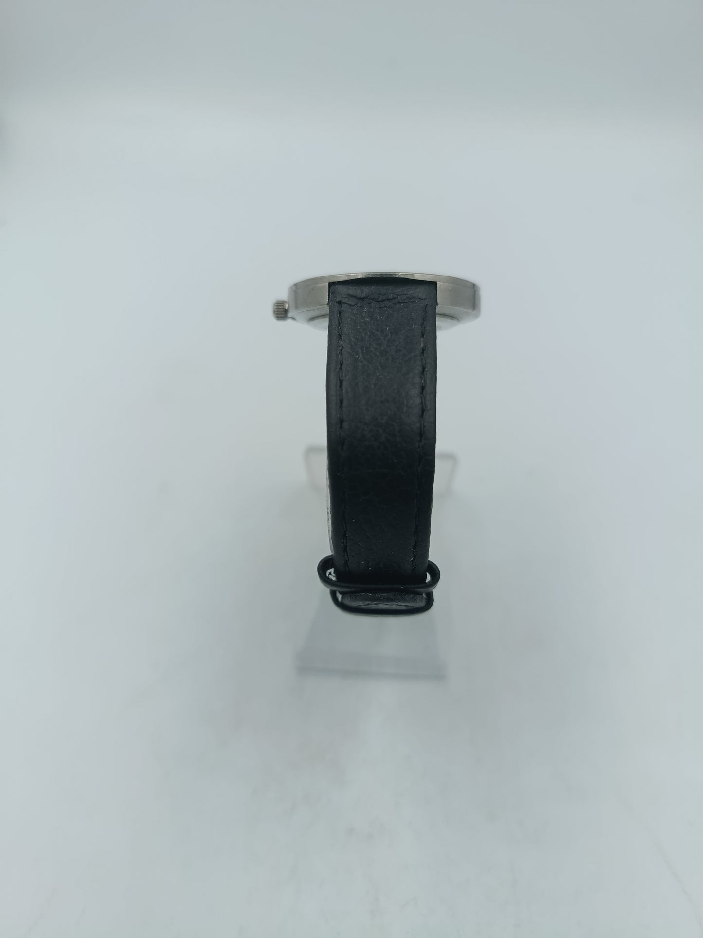 Runde Armbanduhr mit schwarzem Lederarmband und schlichtem Zifferblatt in Silberoptik