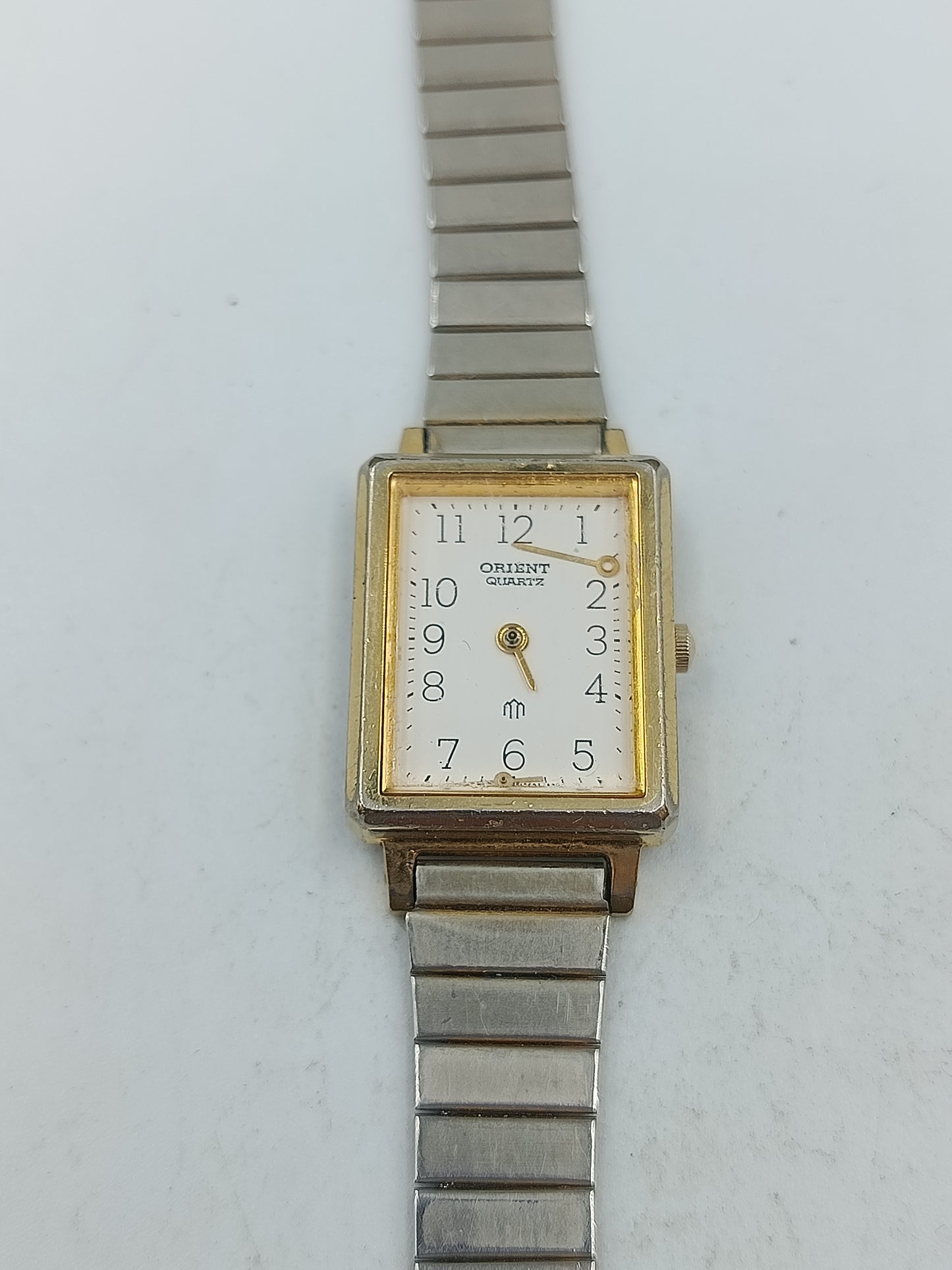 Orient Quarz Armbanduhr rechteckiges Gehäuse mit flexiblem Metallarmband