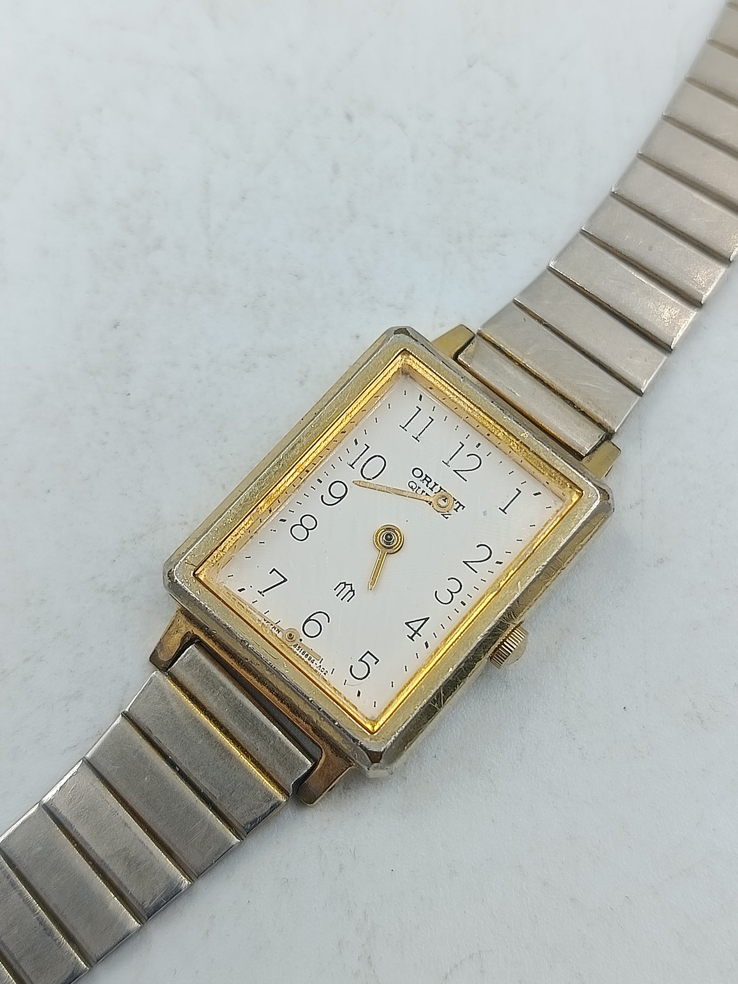 Orient Quarz Armbanduhr rechteckiges Gehäuse mit flexiblem Metallarmband