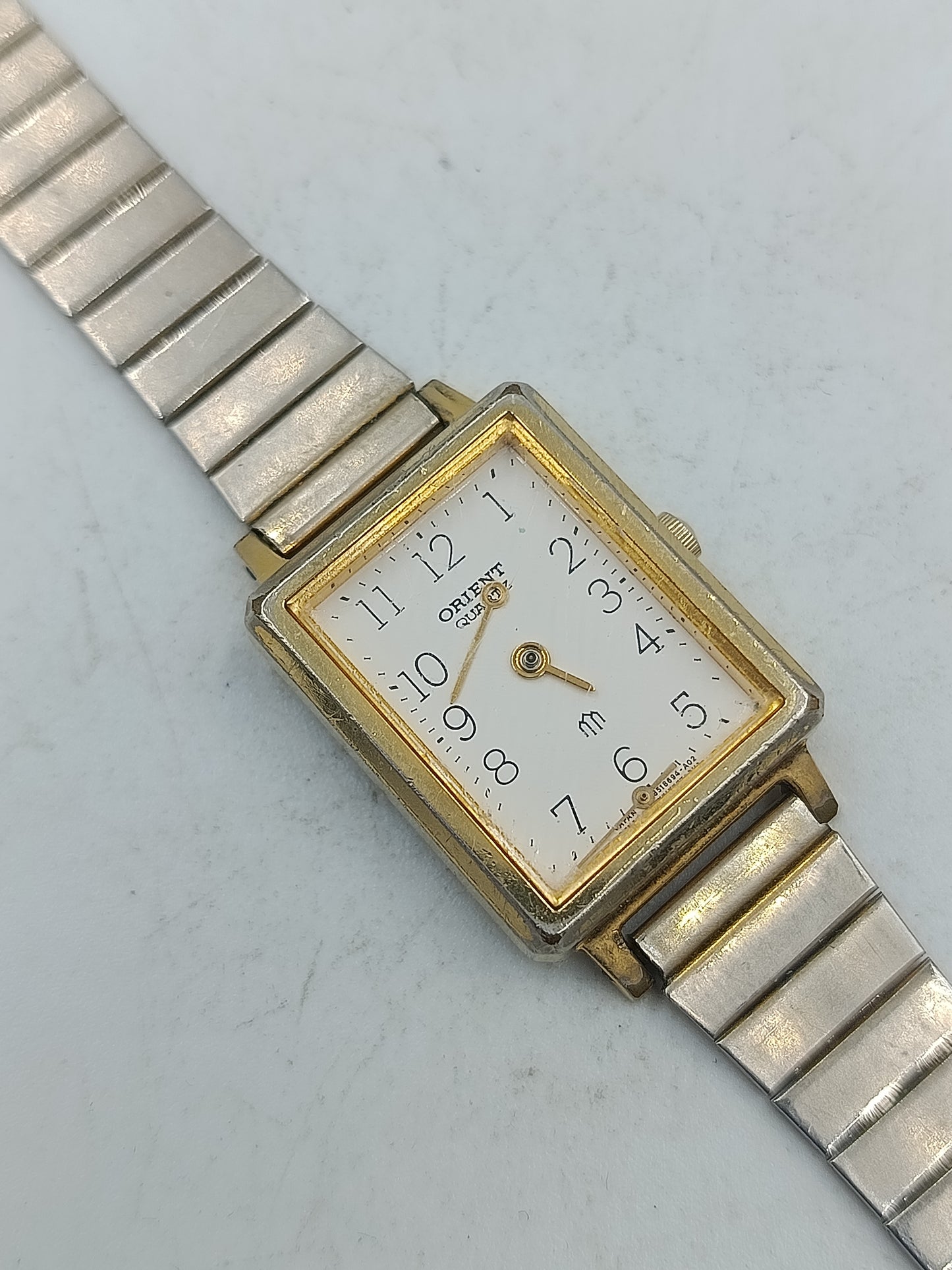 Orient Quarz Armbanduhr rechteckiges Gehäuse mit flexiblem Metallarmband