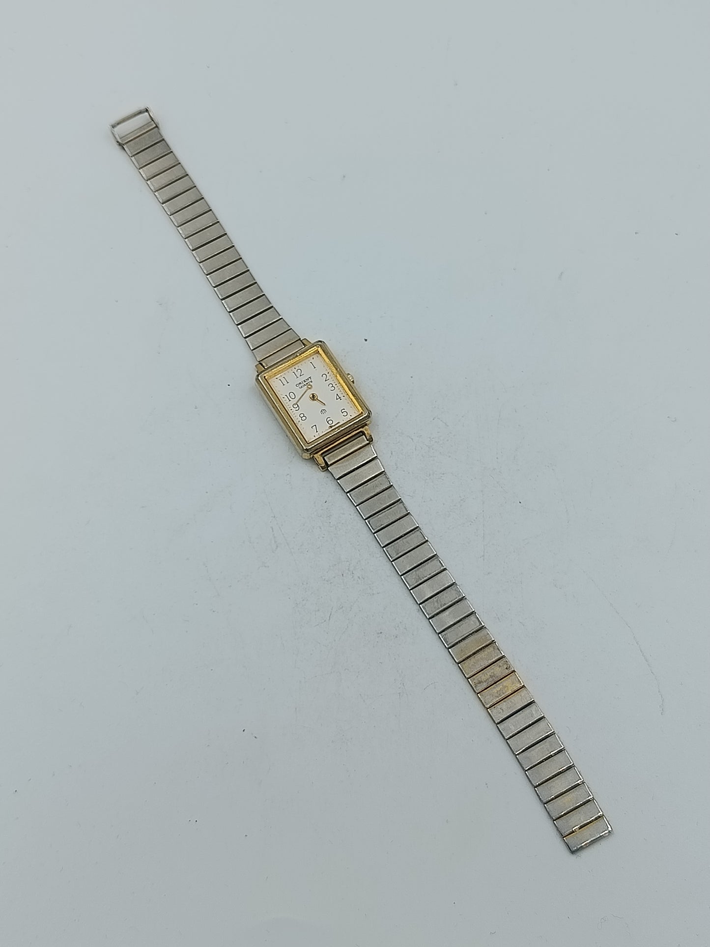 Orient Quarz Armbanduhr rechteckiges Gehäuse mit flexiblem Metallarmband