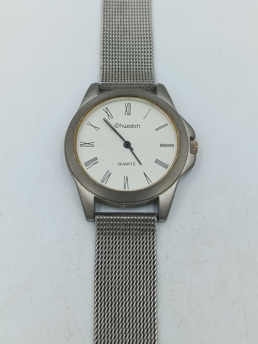 Silberfarbene Armbanduhr mit römischen Ziffern und fein gearbeitetem Milanaiseband