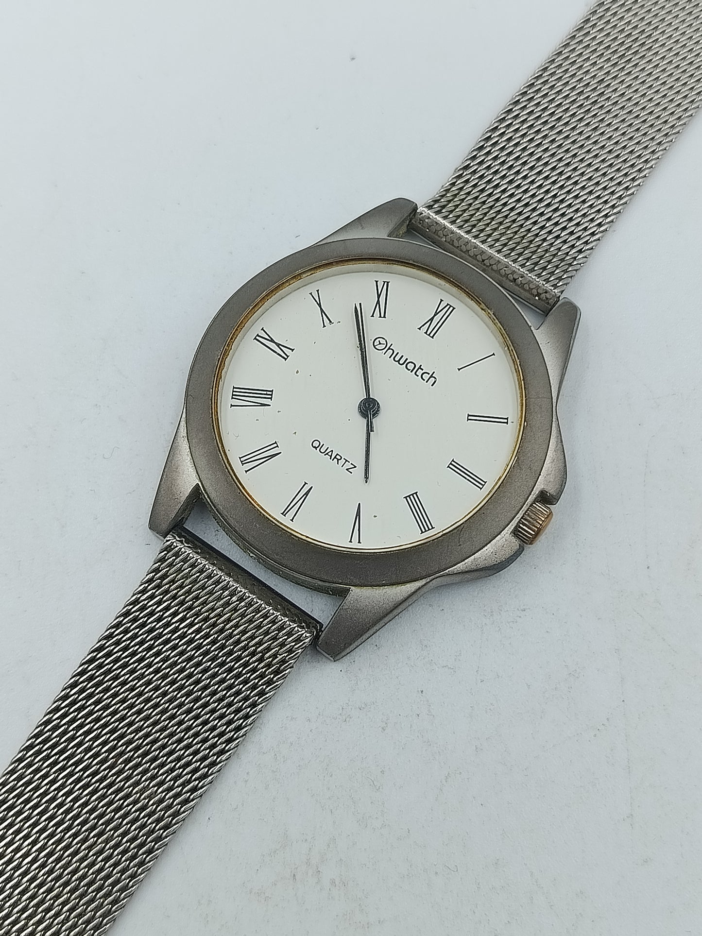 Silberfarbene Armbanduhr mit römischen Ziffern und fein gearbeitetem Milanaiseband