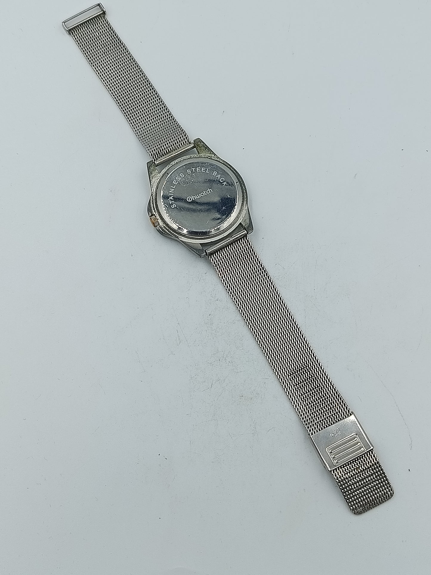 Silberfarbene Armbanduhr mit römischen Ziffern und fein gearbeitetem Milanaiseband