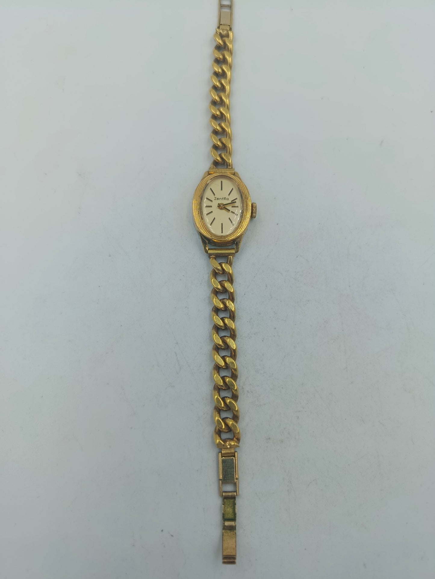 Goldfarbene Armbanduhr mit Kettengliederarmband und klassischem eleganten Vintage Look