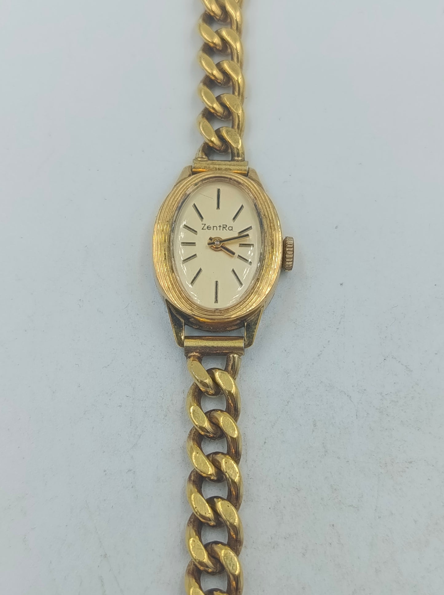 Goldfarbene Armbanduhr mit Kettengliederarmband und klassischem eleganten Vintage Look