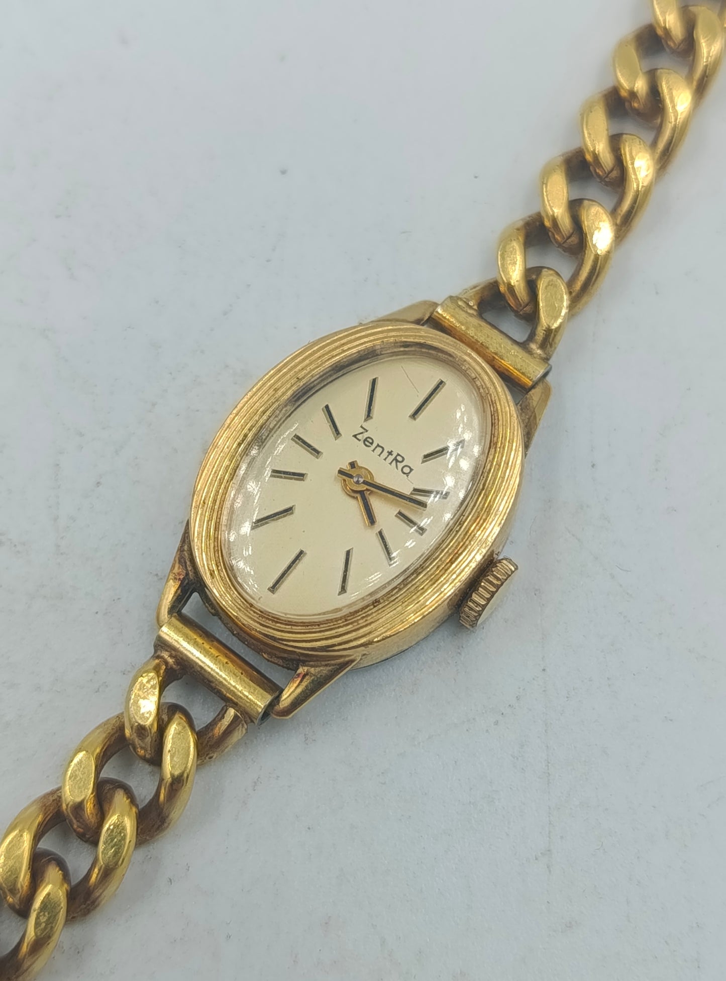 Goldfarbene Armbanduhr mit Kettengliederarmband und klassischem eleganten Vintage Look