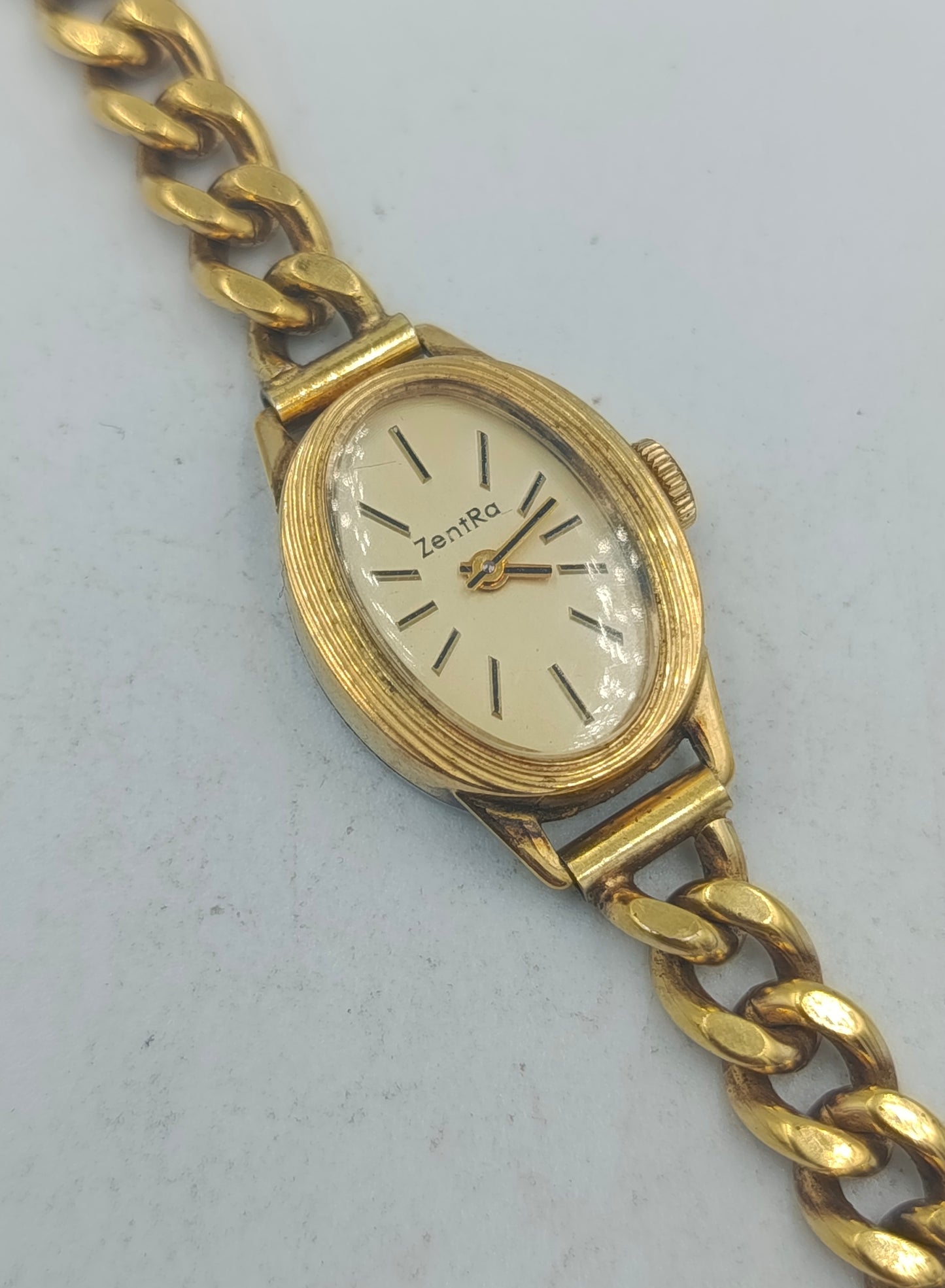 Goldfarbene Armbanduhr mit Kettengliederarmband und klassischem eleganten Vintage Look