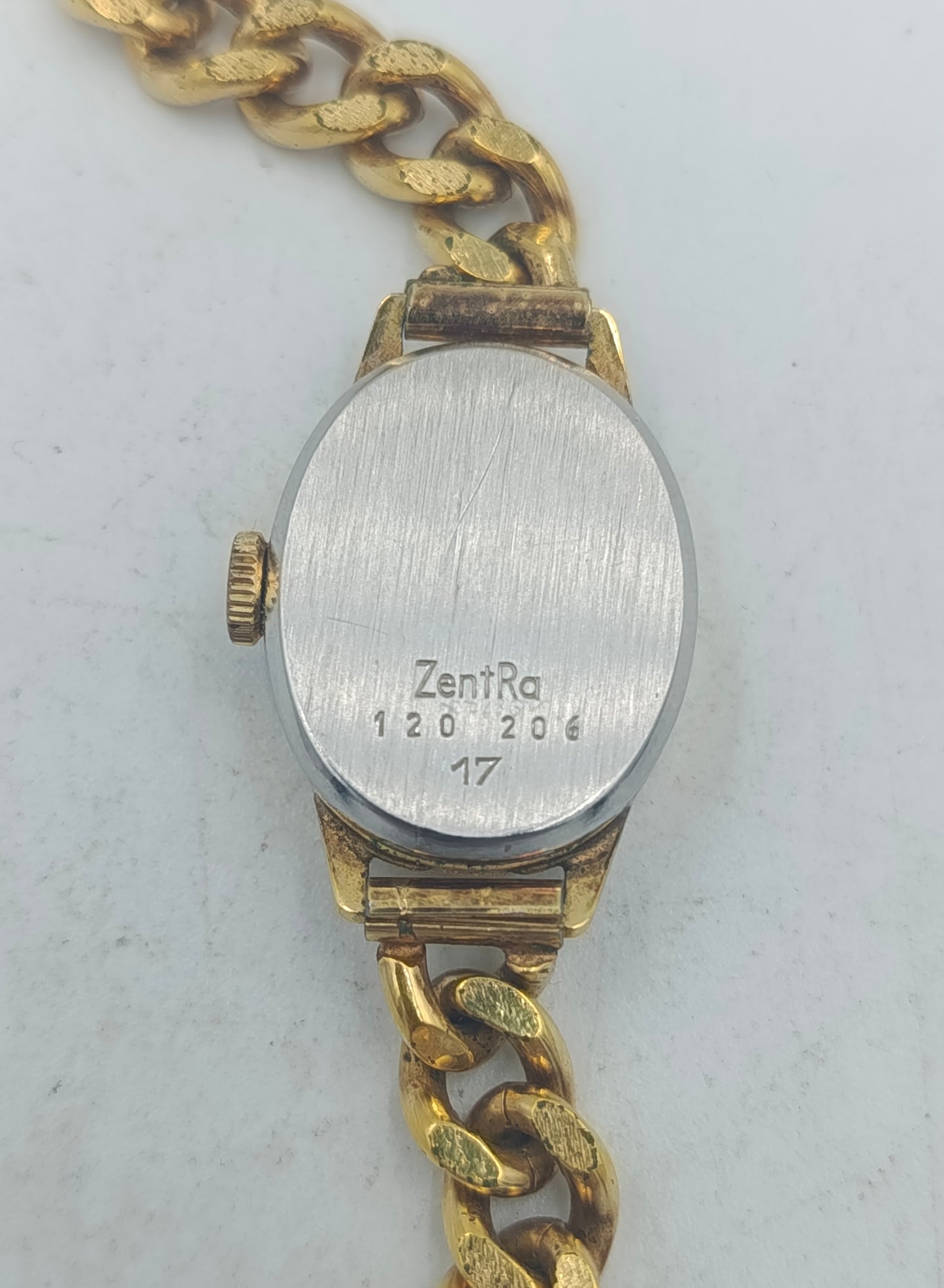 Goldfarbene Armbanduhr mit Kettengliederarmband und klassischem eleganten Vintage Look