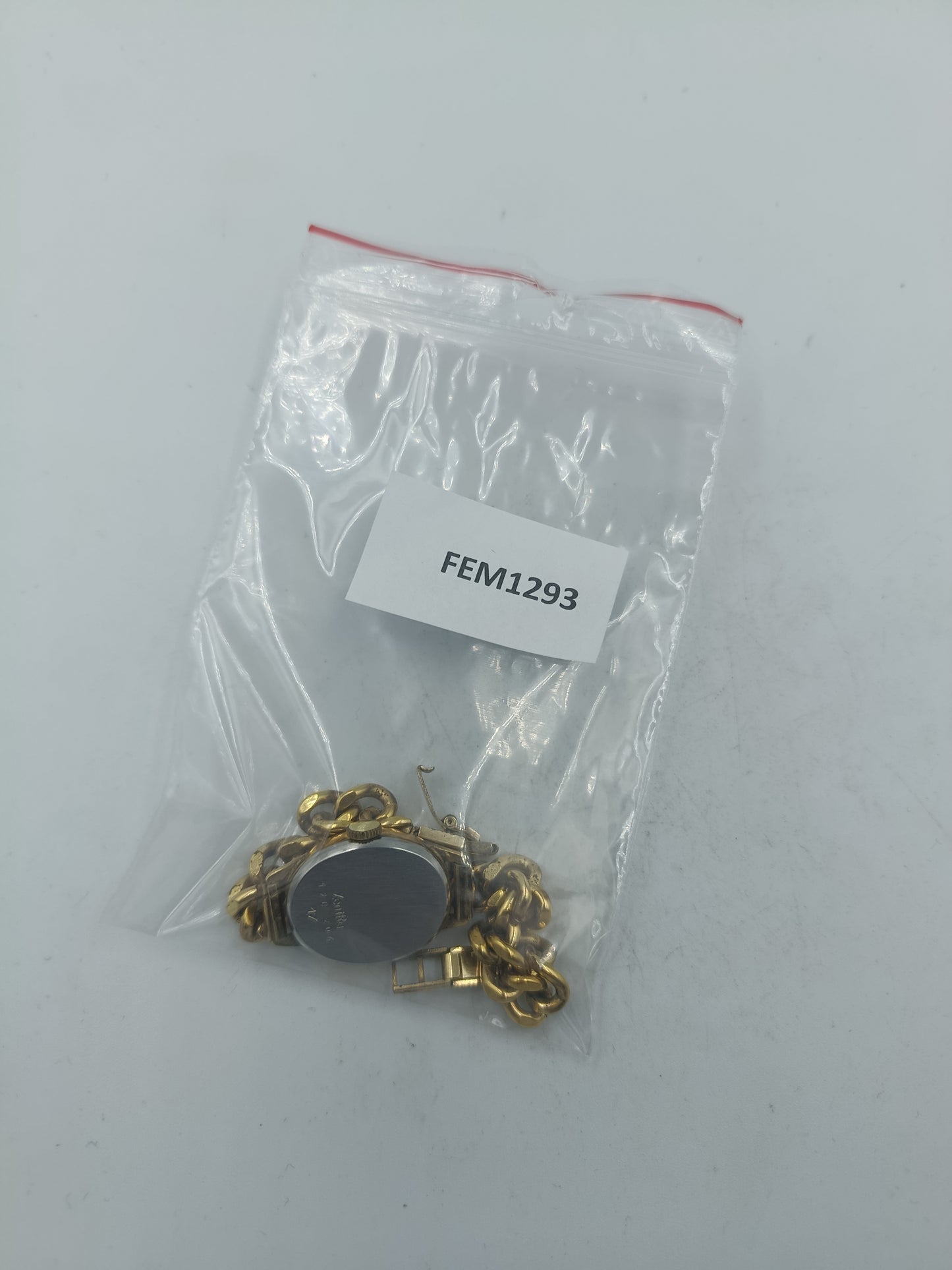 Goldfarbene Armbanduhr mit Kettengliederarmband und klassischem eleganten Vintage Look