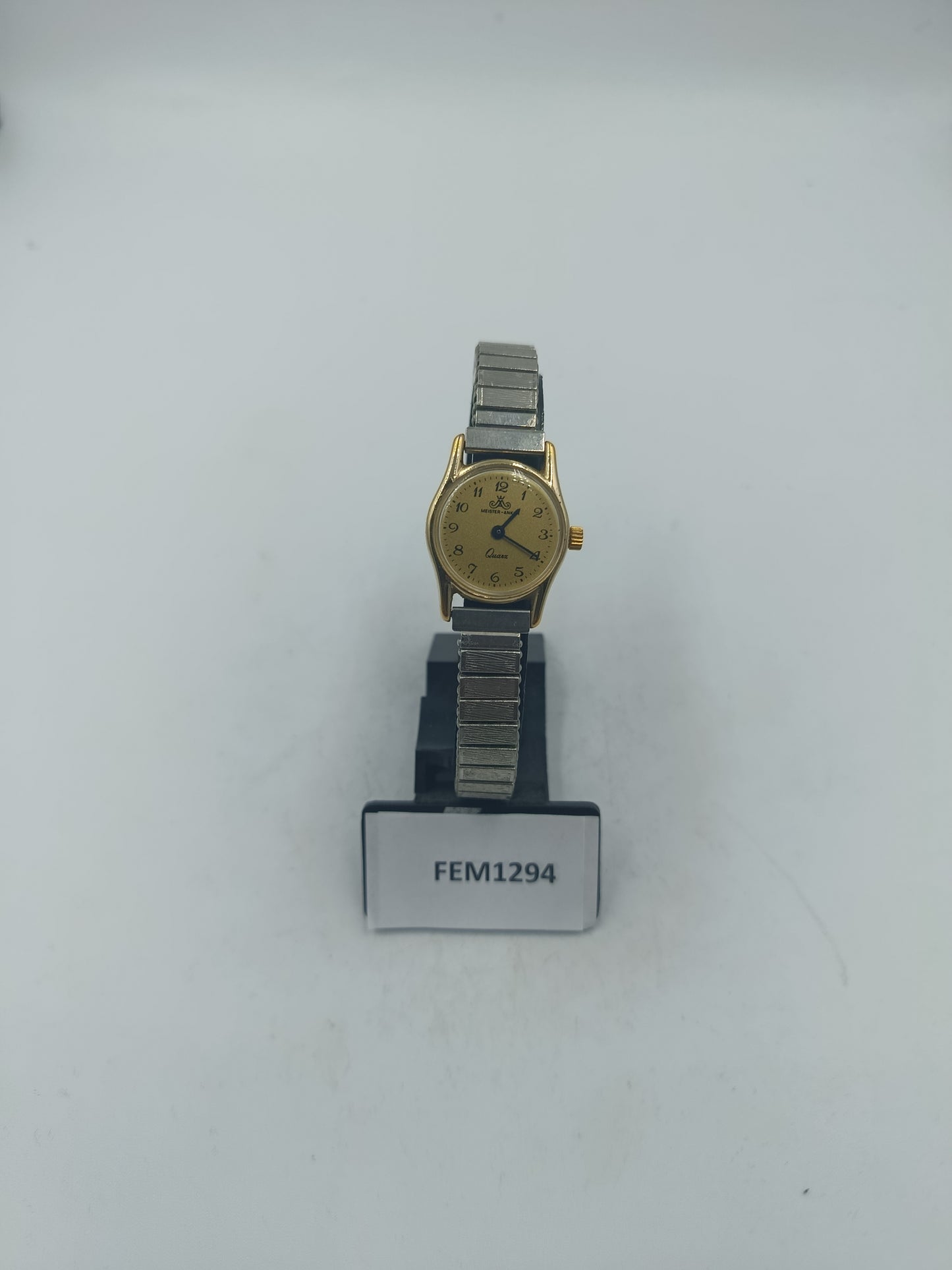 Goldfarbene Armbanduhr mit elastischem Metallband und klassischem Zifferblatt im Vintage Stil