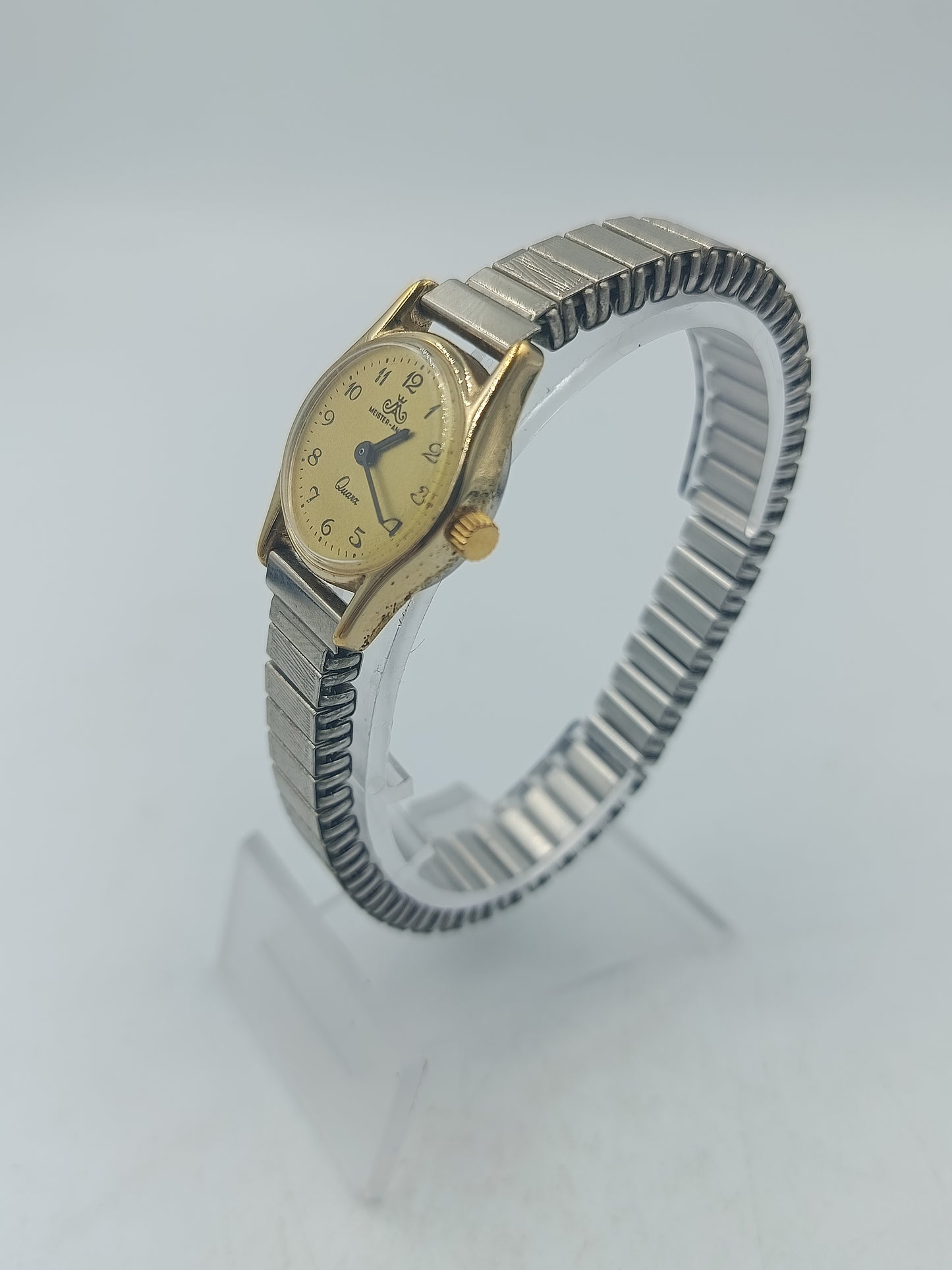 Goldfarbene Armbanduhr mit elastischem Metallband und klassischem Zifferblatt im Vintage Stil