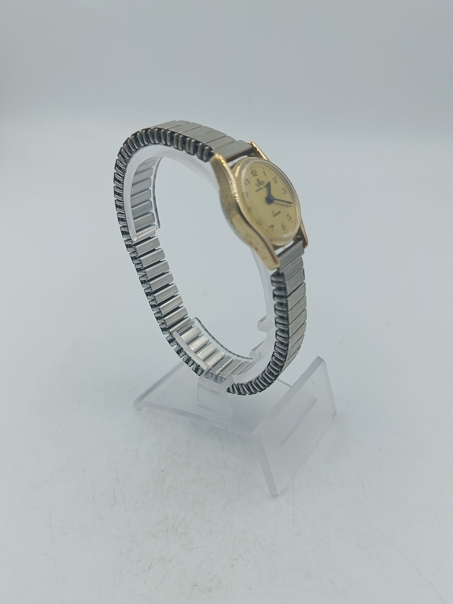 Goldfarbene Armbanduhr mit elastischem Metallband und klassischem Zifferblatt im Vintage Stil