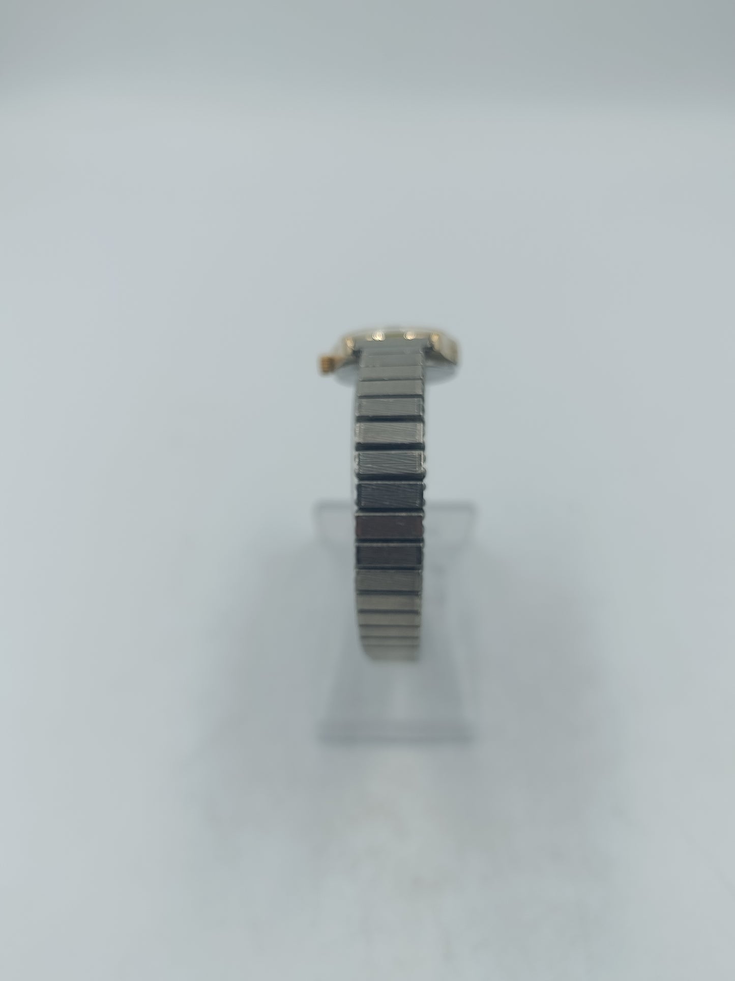 Goldfarbene Armbanduhr mit elastischem Metallband und klassischem Zifferblatt im Vintage Stil