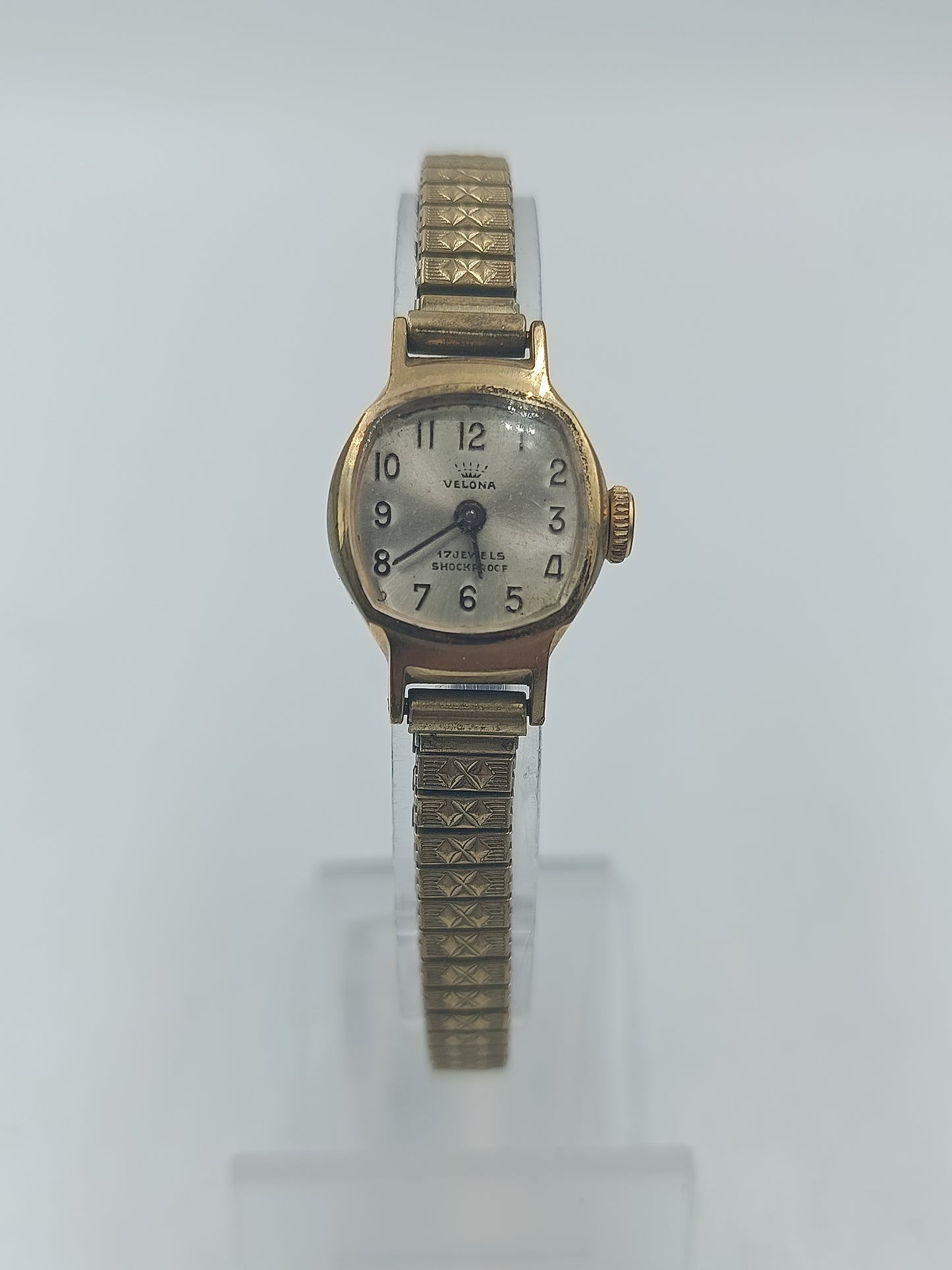 Goldfarbene Armbanduhr mit feinem elastischem Band und klassischem Vintage Stil