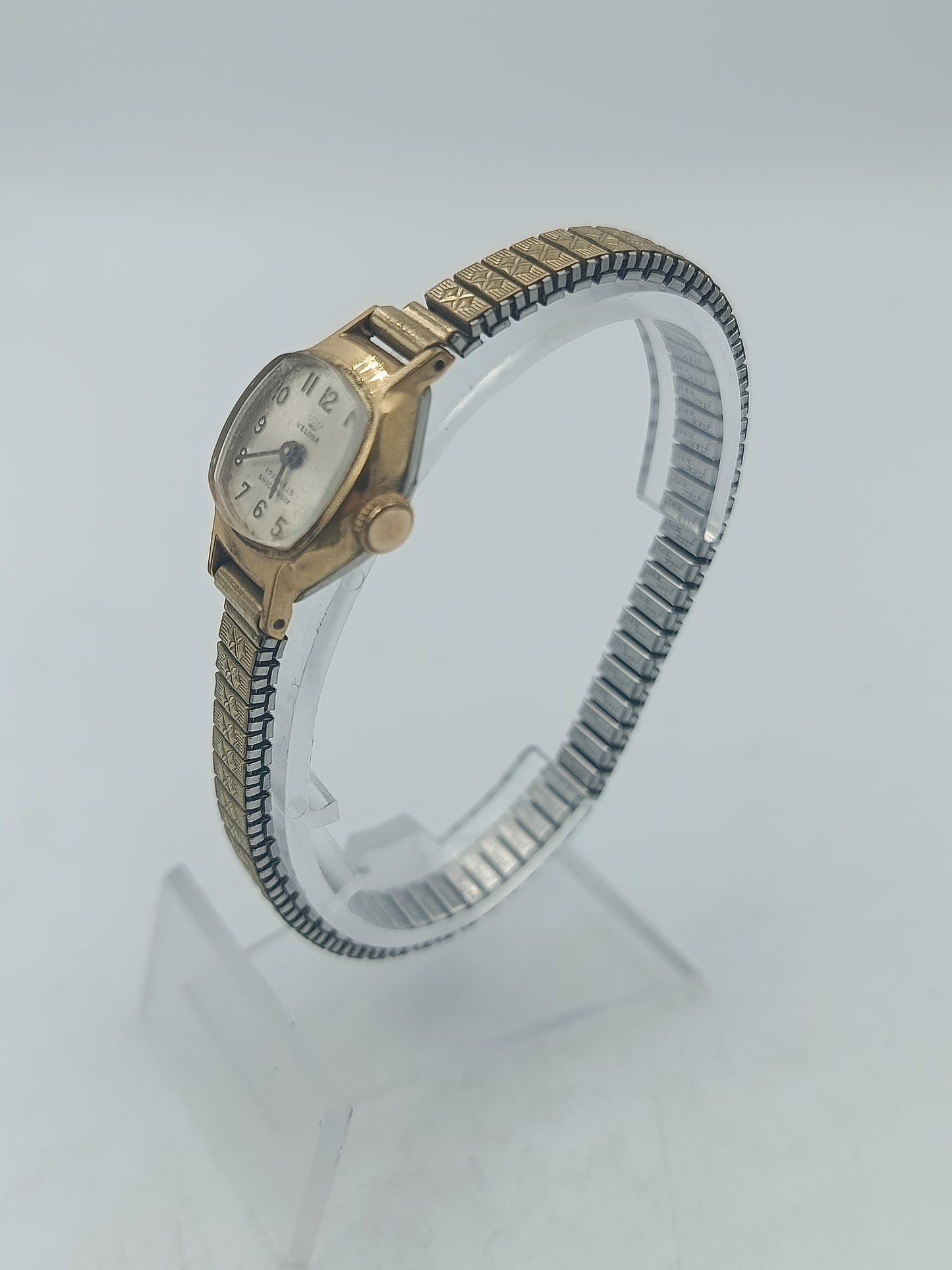 Goldfarbene Armbanduhr mit feinem elastischem Band und klassischem Vintage Stil