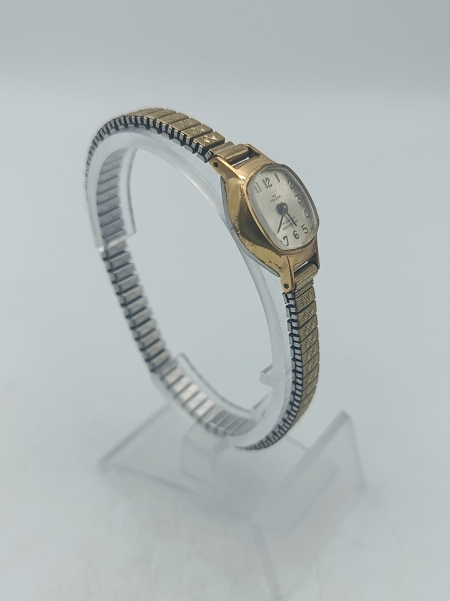 Goldfarbene Armbanduhr mit feinem elastischem Band und klassischem Vintage Stil