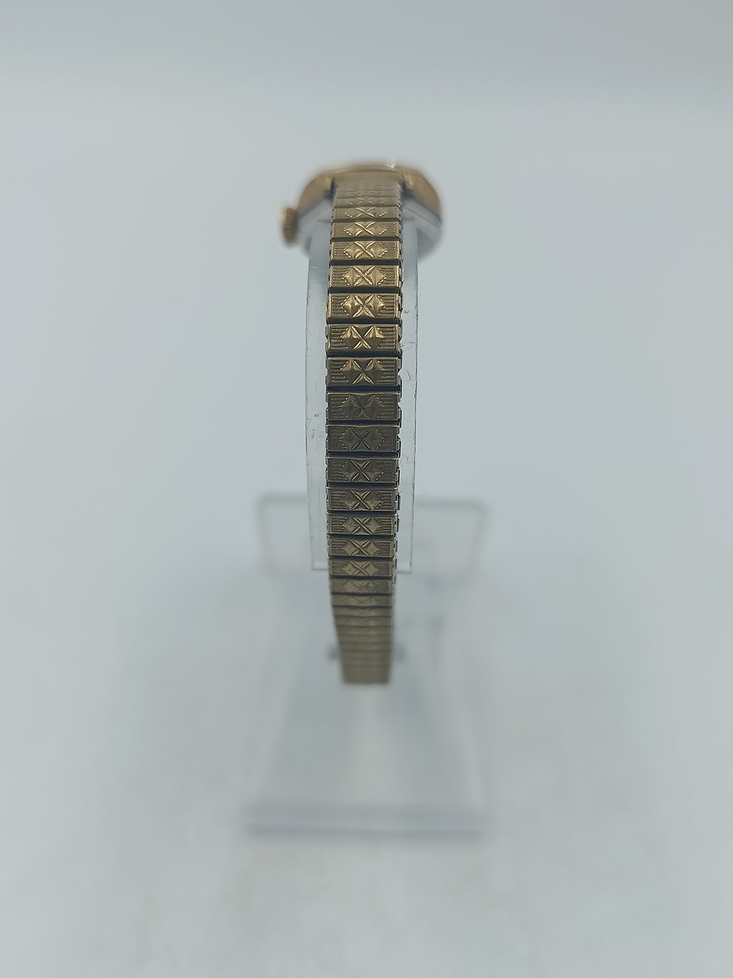 Goldfarbene Armbanduhr mit feinem elastischem Band und klassischem Vintage Stil