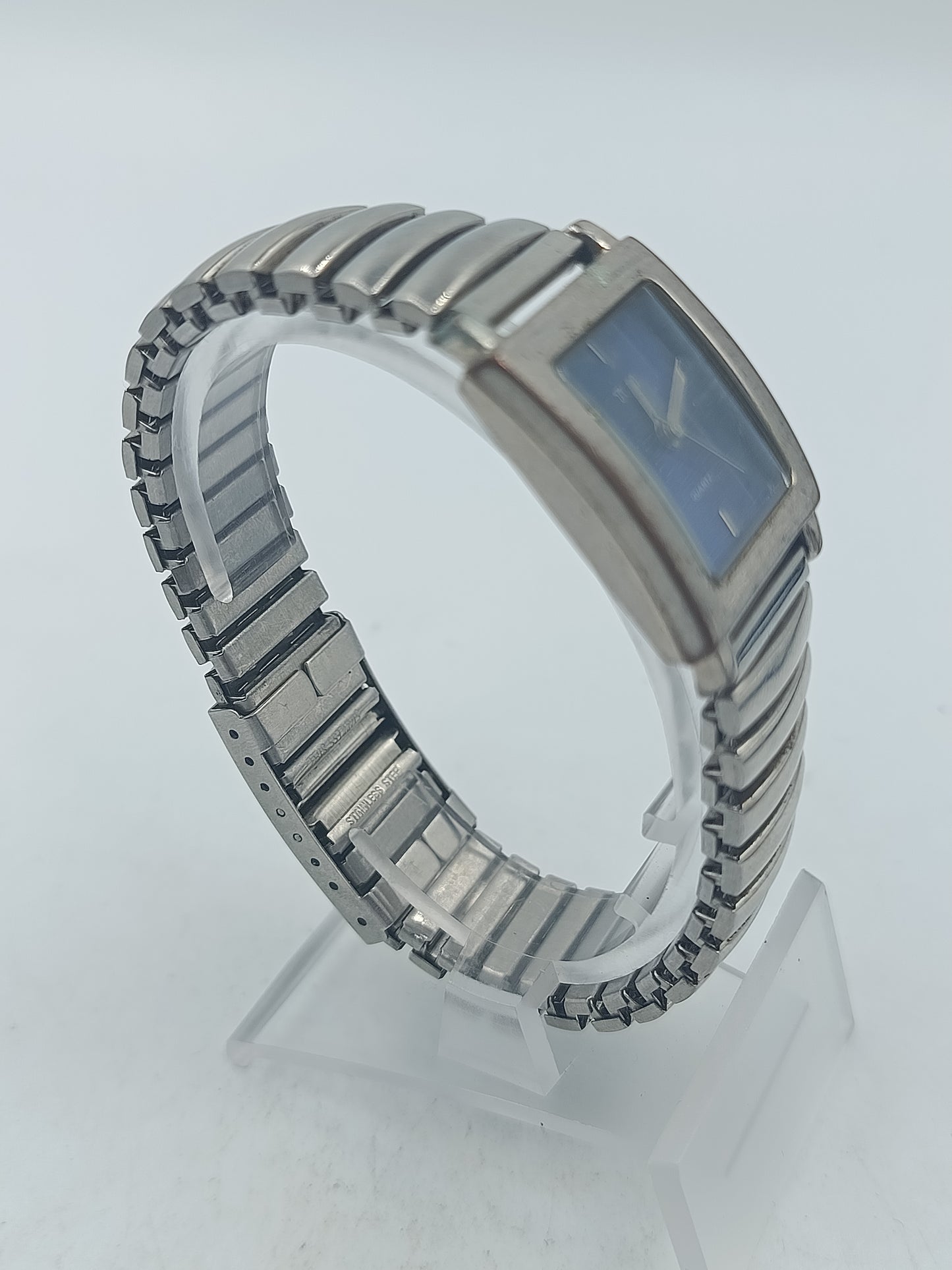 Rechteckige Armbanduhr mit blauem Zifferblatt und elastischem Metallarmband im klassischen Design