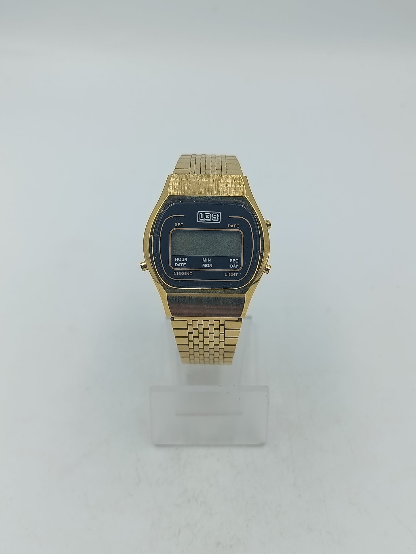 Goldfarbene Digitaluhr im Retro-Design mit klassischem Metallarmband