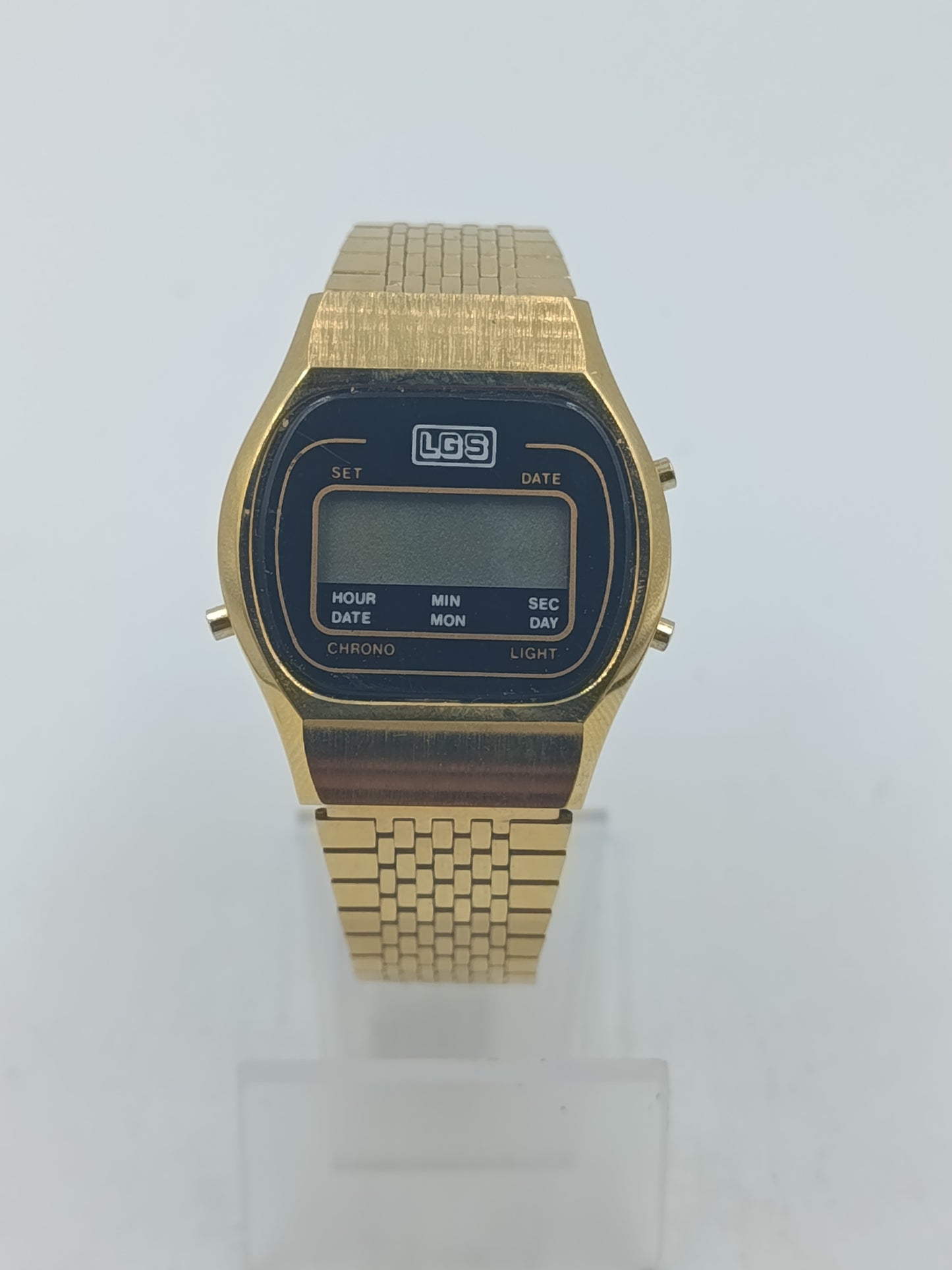 Goldfarbene Digitaluhr im Retro-Design mit klassischem Metallarmband