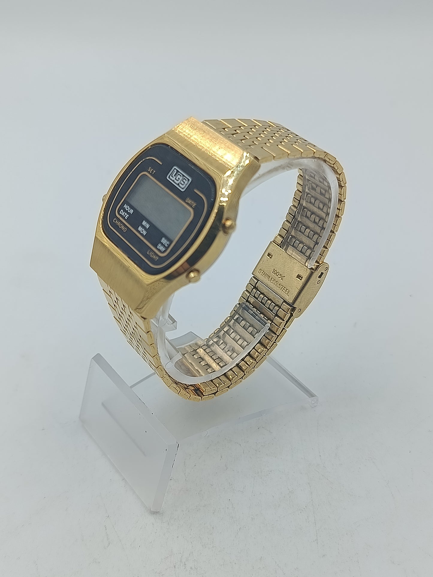 Goldfarbene Digitaluhr im Retro-Design mit klassischem Metallarmband