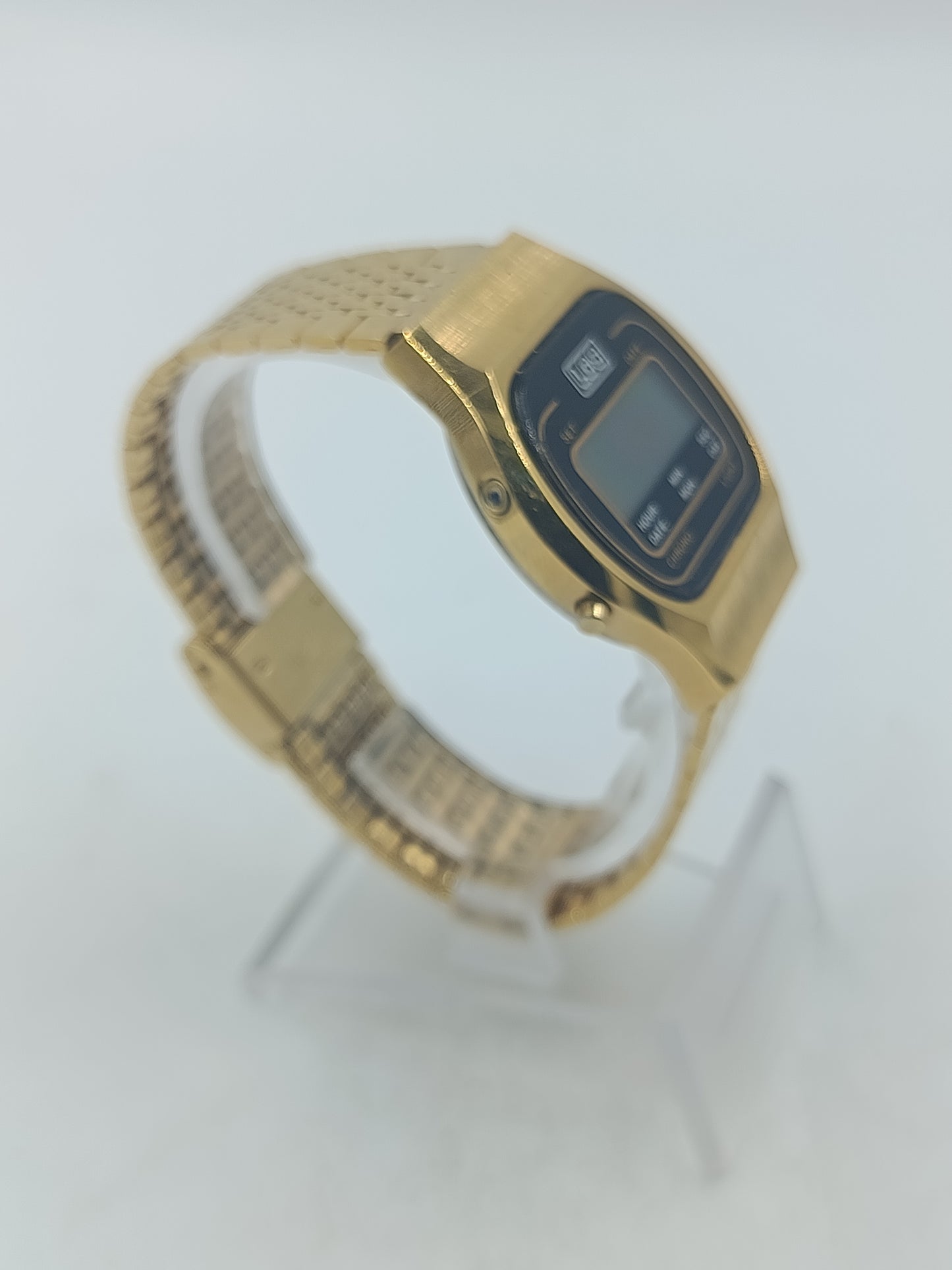 Goldfarbene Digitaluhr im Retro-Design mit klassischem Metallarmband