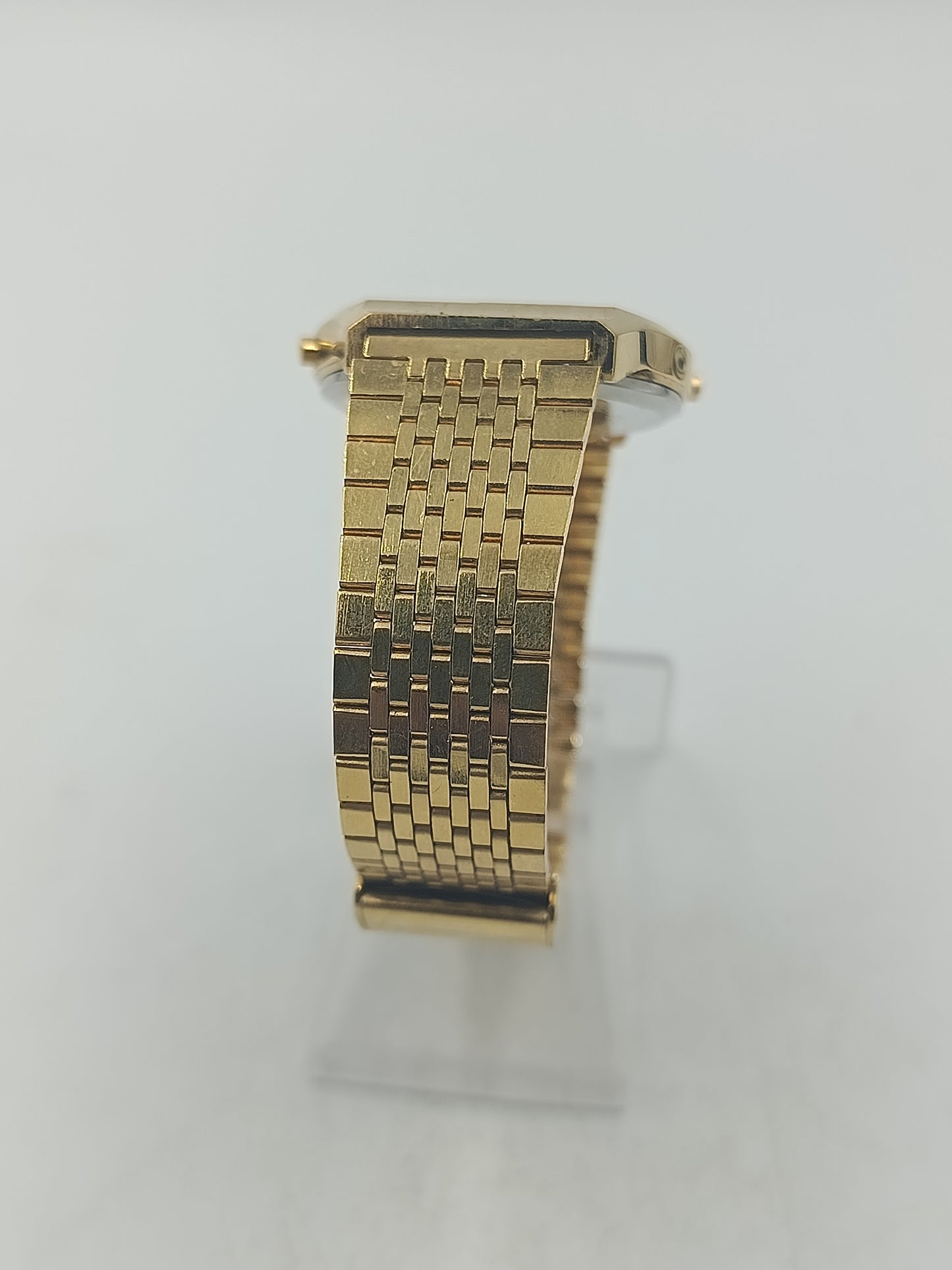 Goldfarbene Digitaluhr im Retro-Design mit klassischem Metallarmband
