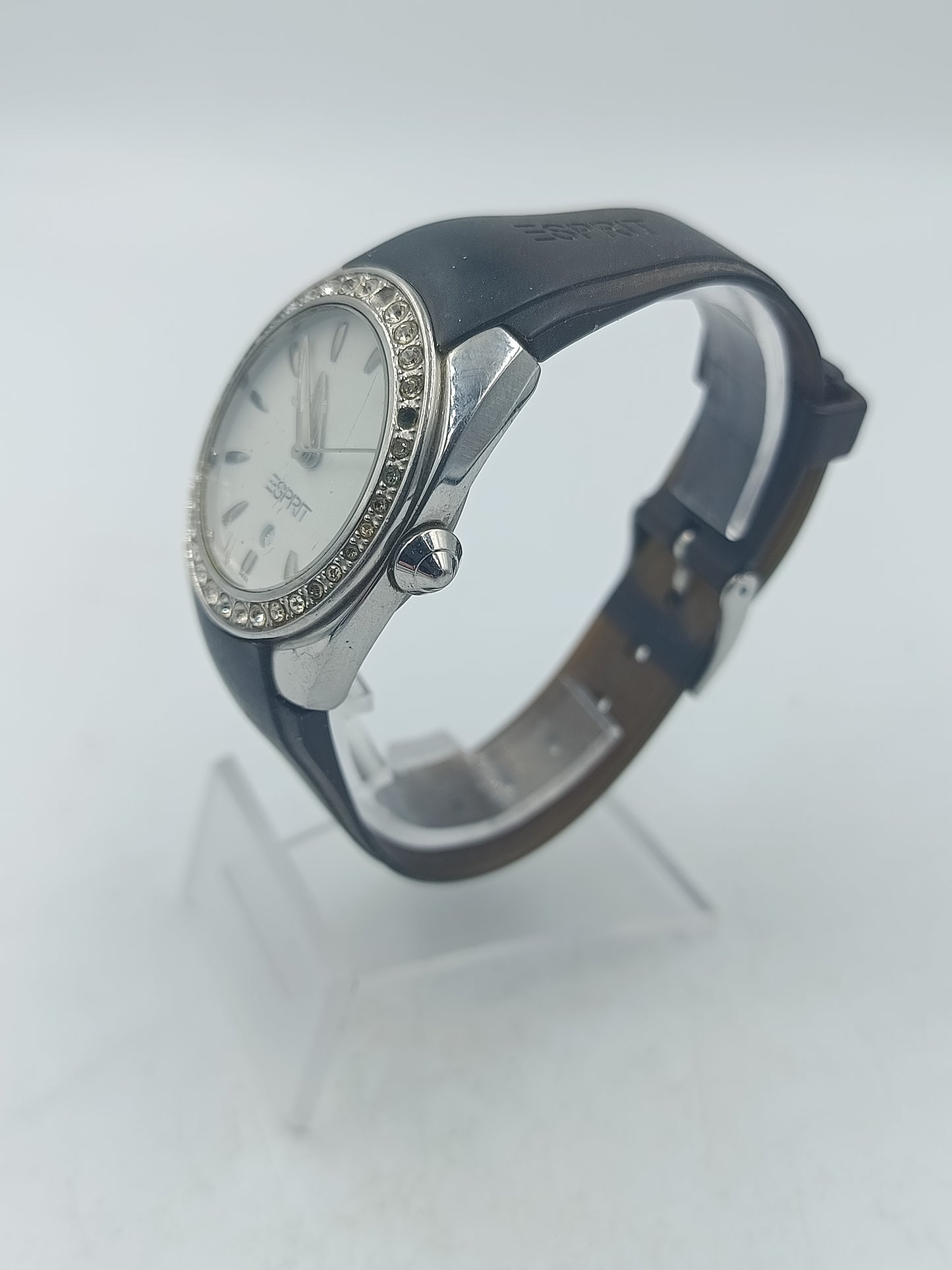 Esprit Damenarmbanduhr mit funkelnder Zierlünette und sportlich-elegantem Design