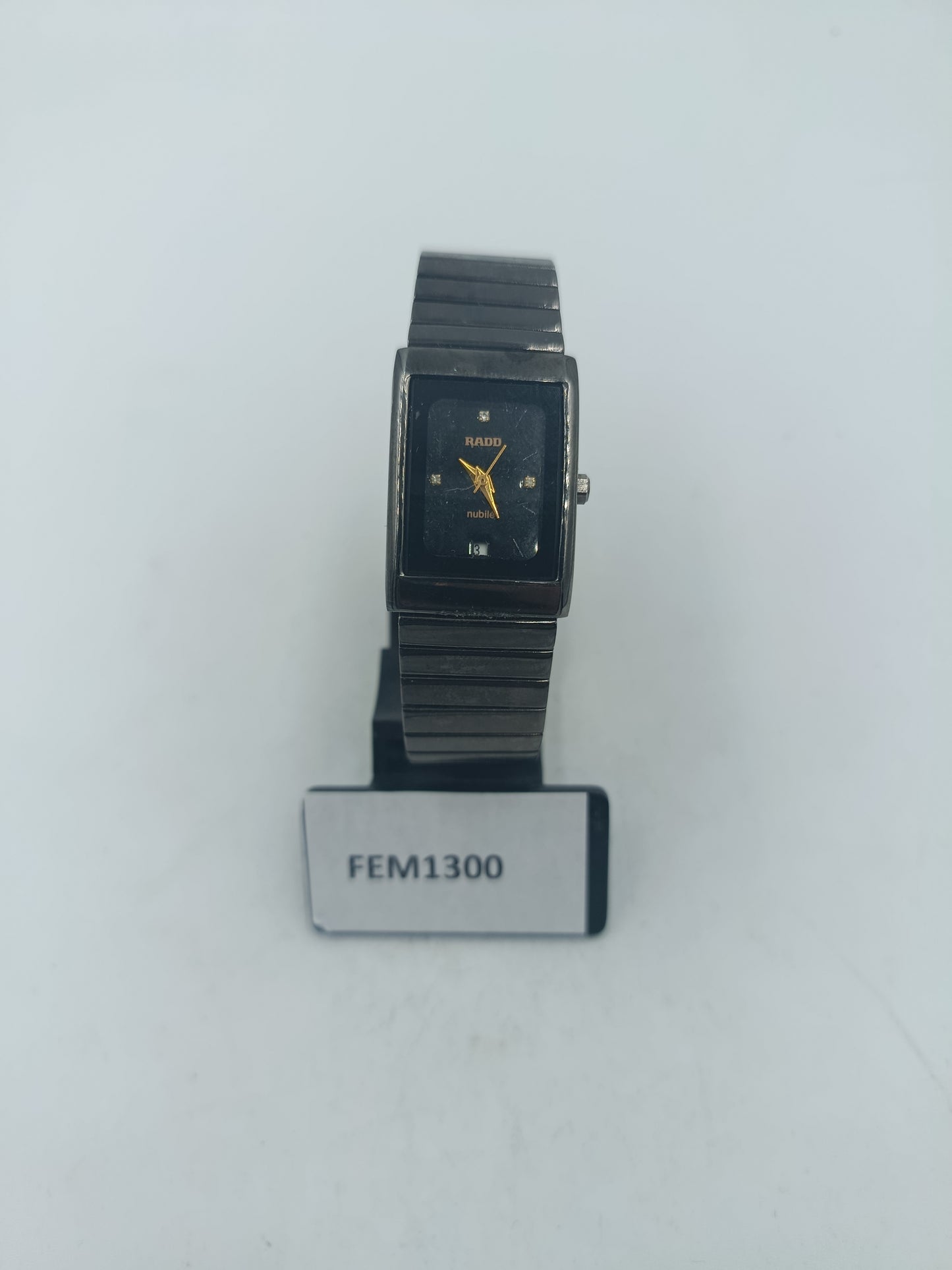 Rechteckige Armbanduhr mit schwarzem Zifferblatt und elastischem Metallarmband im klassischen Design