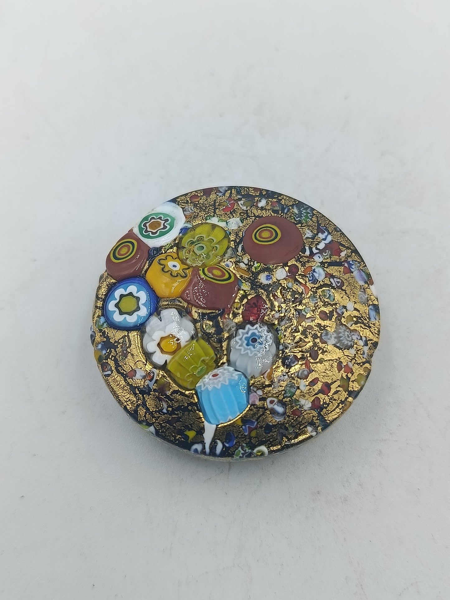 Runder Glas Anhänger mit farbenfrohem Mosaikmuster und edler Goldoptik